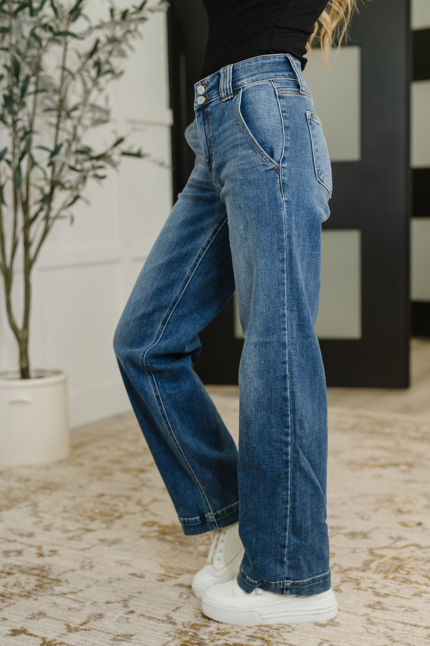 Judy Blue Jeans
High-Rise
Zip Fly
4-Way Stretch
Dark Wash
Double Button
Wide Leg Silhouette
93% Cotton, 6% Polyester, 1% Spandex
True to Judy Blue Sizing