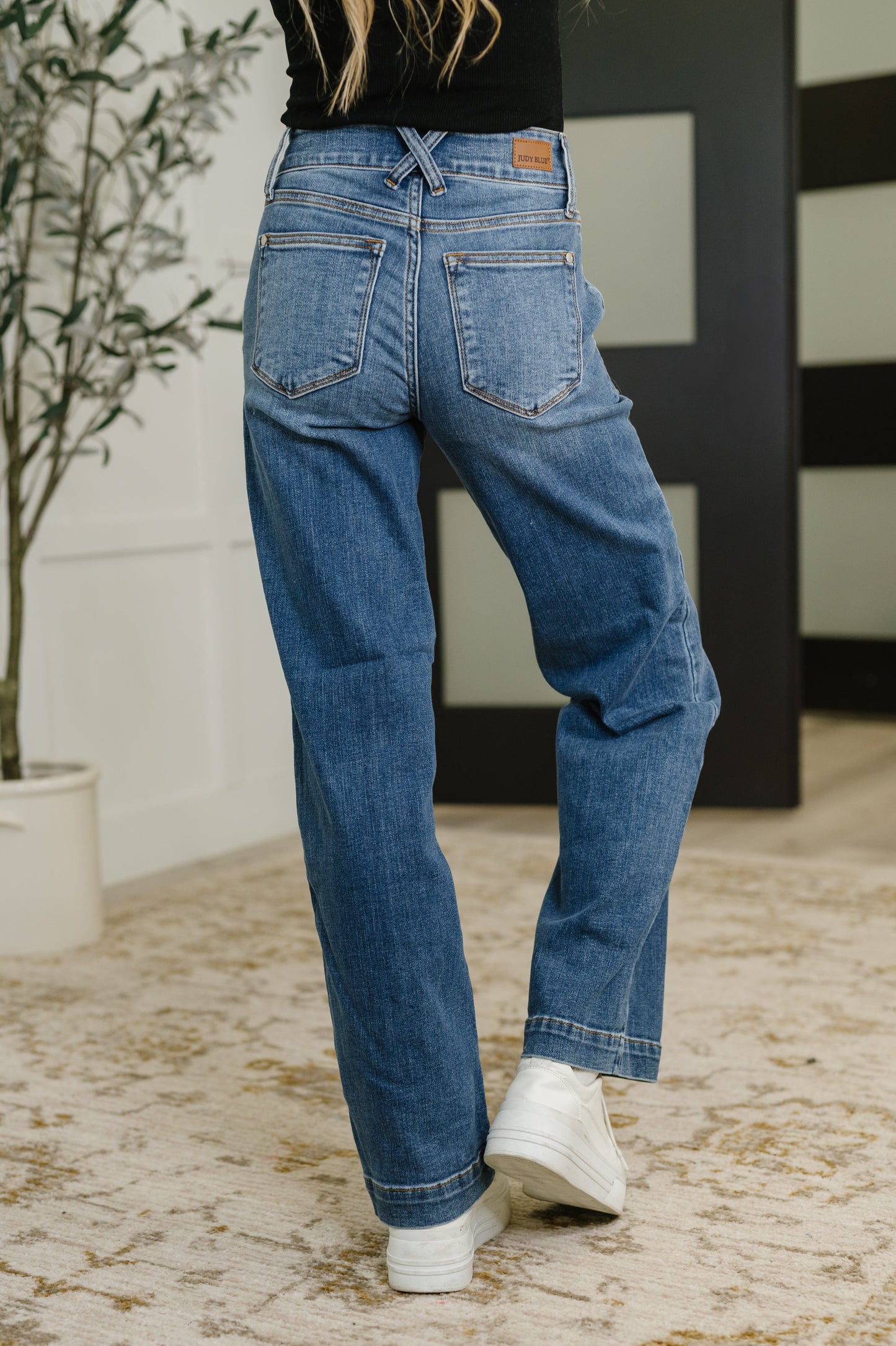 Judy Blue Jeans
High-Rise
Zip Fly
4-Way Stretch
Dark Wash
Double Button
Wide Leg Silhouette
93% Cotton, 6% Polyester, 1% Spandex
True to Judy Blue Sizing