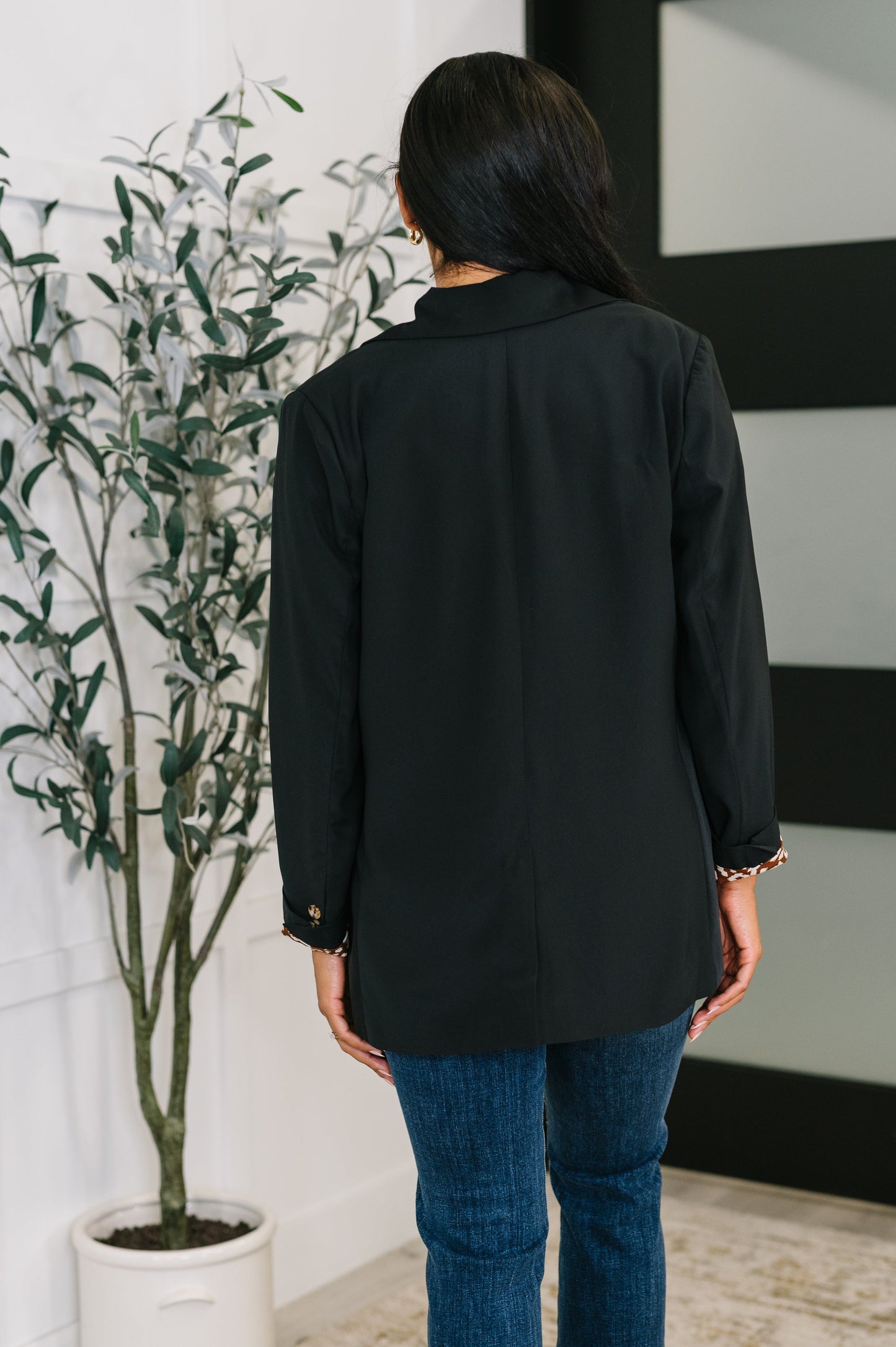 Black Woven Suiting Blazer by Jodifil
Lightweight
Fully Lined
Single Button Closure
Back Vent
Relaxed Silhouette
100% Polyester
True to Size
