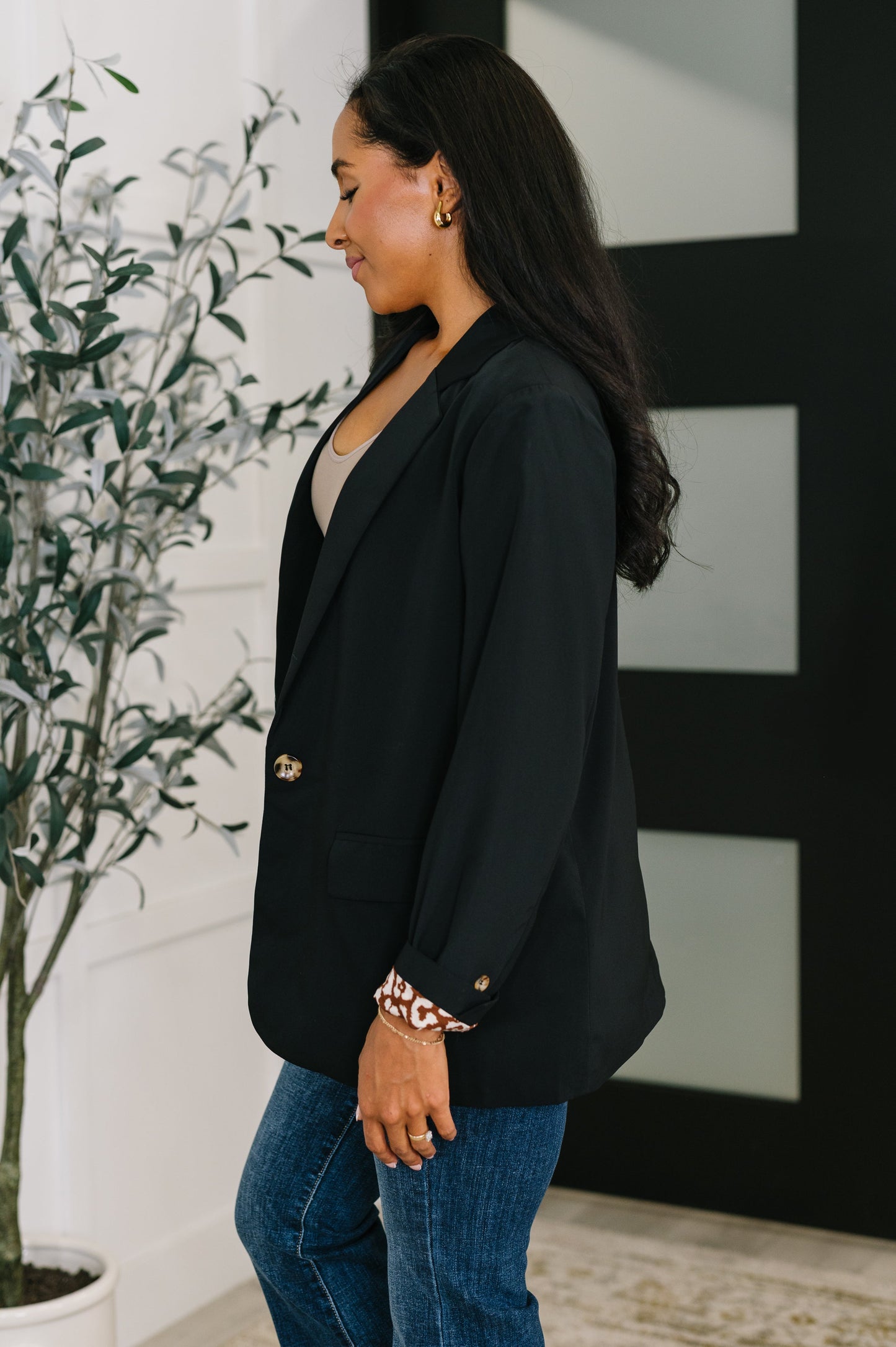 Black Woven Suiting Blazer by Jodifil
Lightweight
Fully Lined
Single Button Closure
Back Vent
Relaxed Silhouette
100% Polyester
True to Size