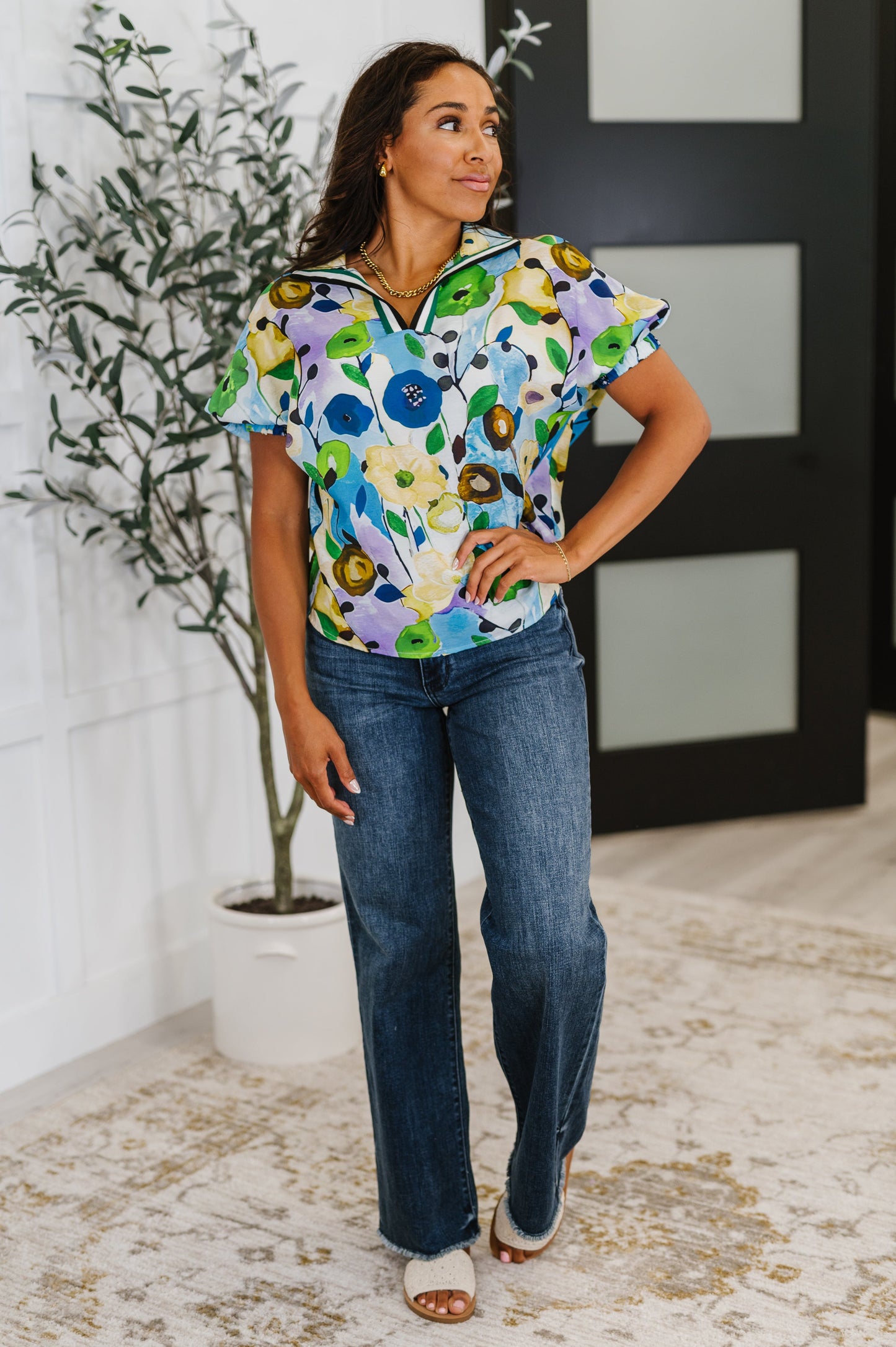 Poplin Woven floral top
Banded V-Neckline
Collared
Dolman Sleeve
Cased Elastic Sleeve Cuff
81% Viscose, 19% Polyamide
True to Size