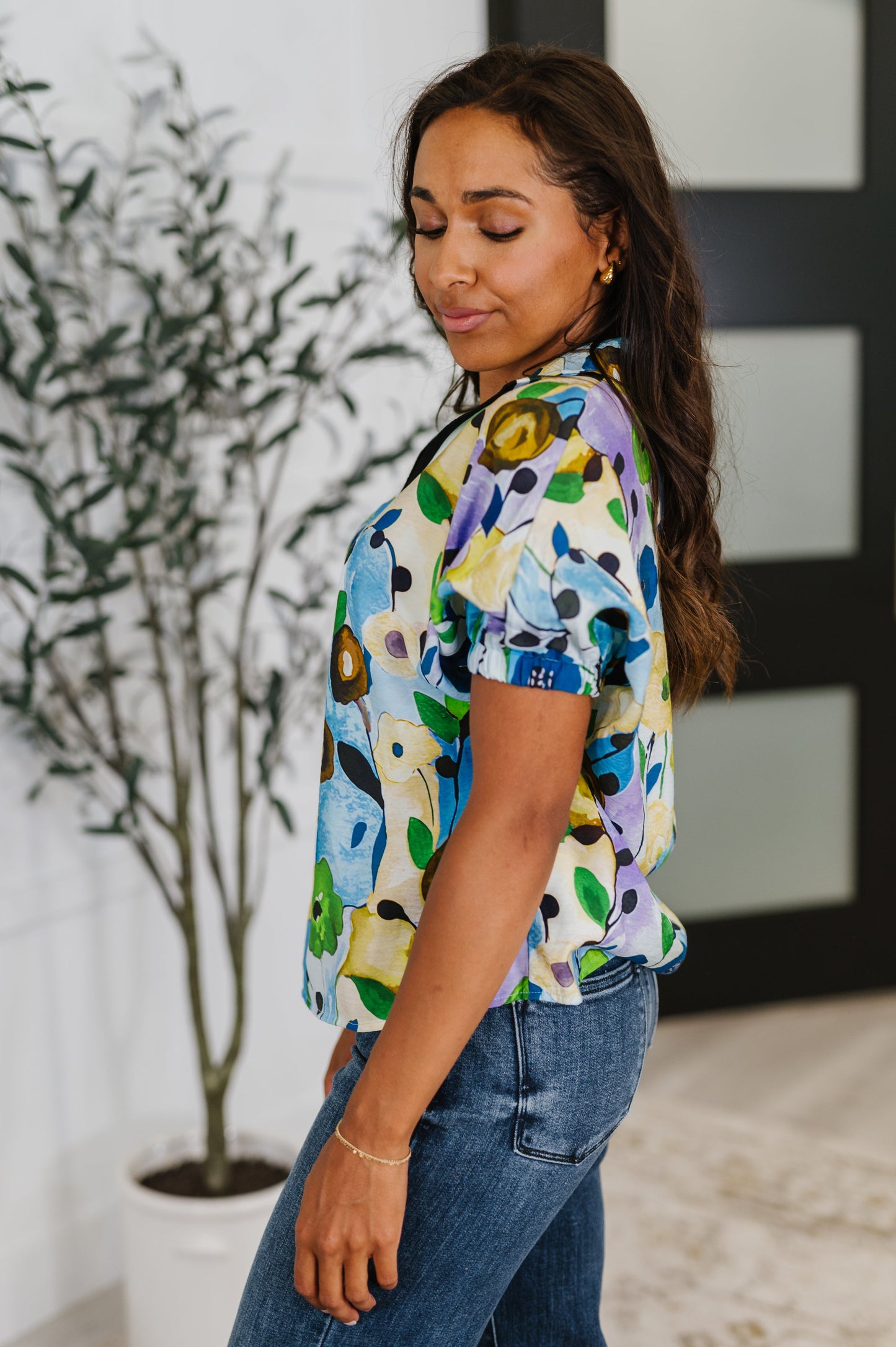 Poplin Woven floral top
Banded V-Neckline
Collared
Dolman Sleeve
Cased Elastic Sleeve Cuff
81% Viscose, 19% Polyamide
True to Size