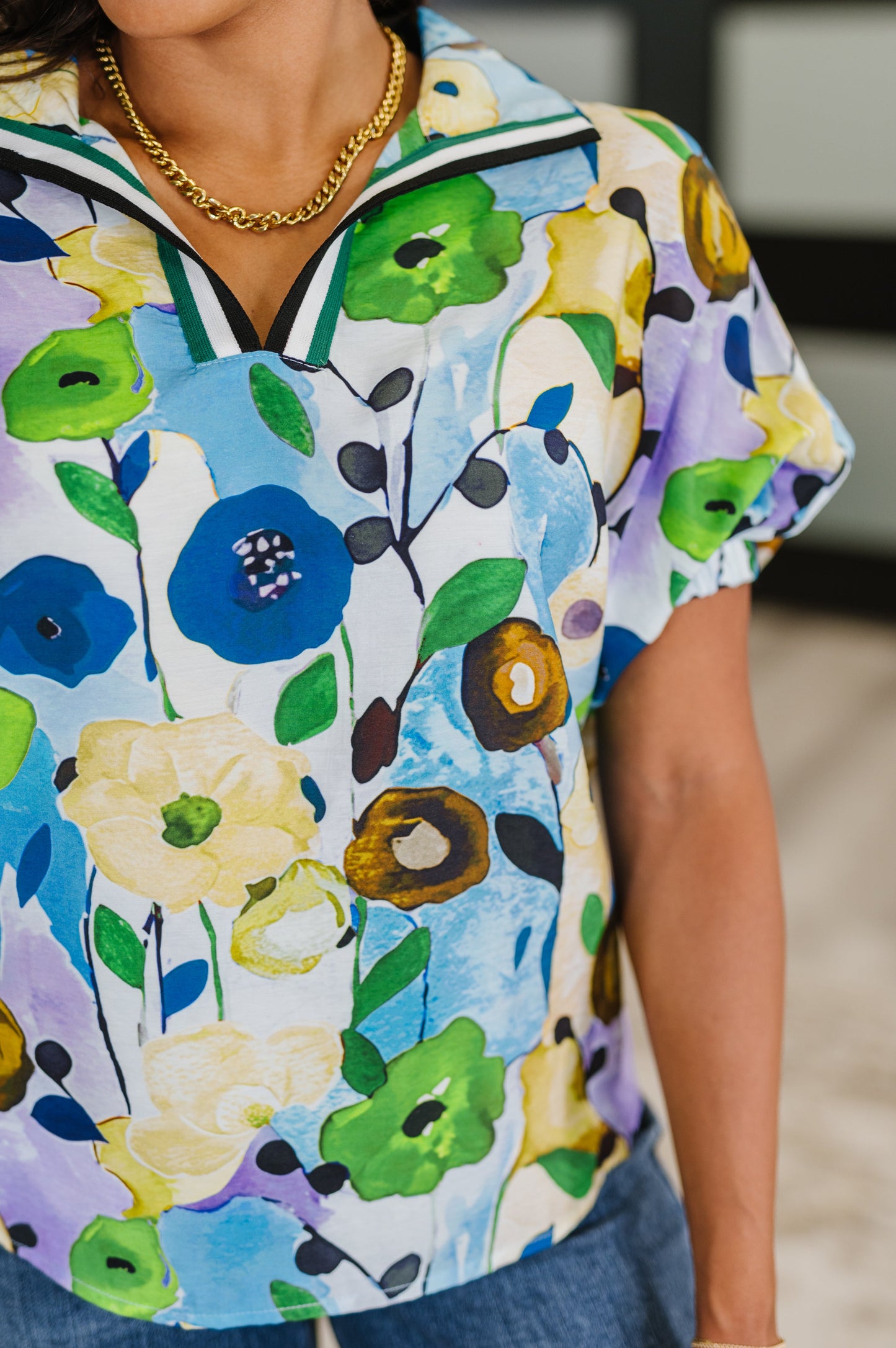 Poplin Woven floral top
Banded V-Neckline
Collared
Dolman Sleeve
Cased Elastic Sleeve Cuff
81% Viscose, 19% Polyamide
True to Size