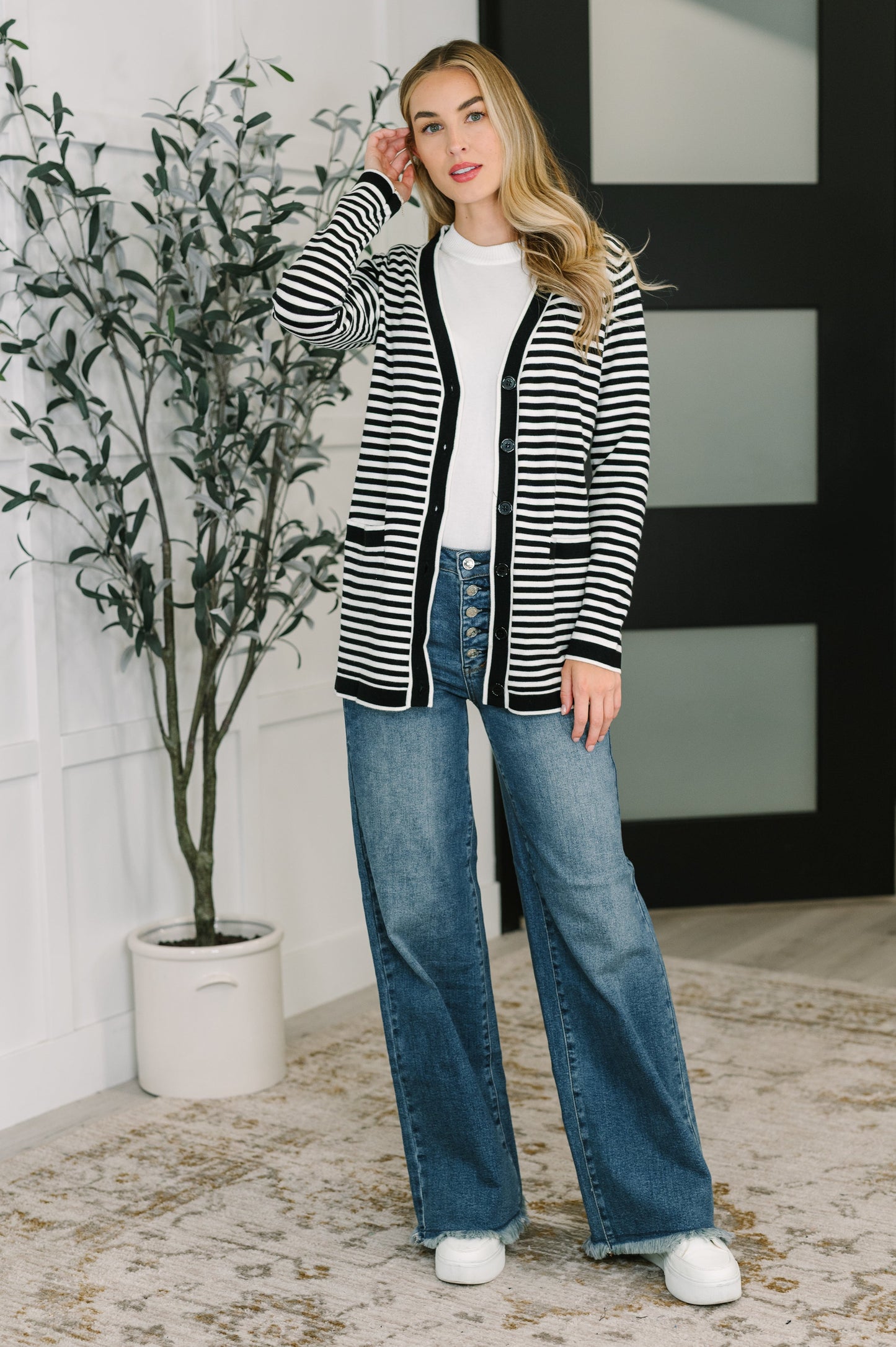 Light-Mid Weight Sweater Knit Cardigan
V-Neckline
Button Closures
Functional Welt Pockets
Banded Sleeve Cuff
Banded Hemline
50% Viscose, 28% Polyester, 22% Polyamide
True to Size