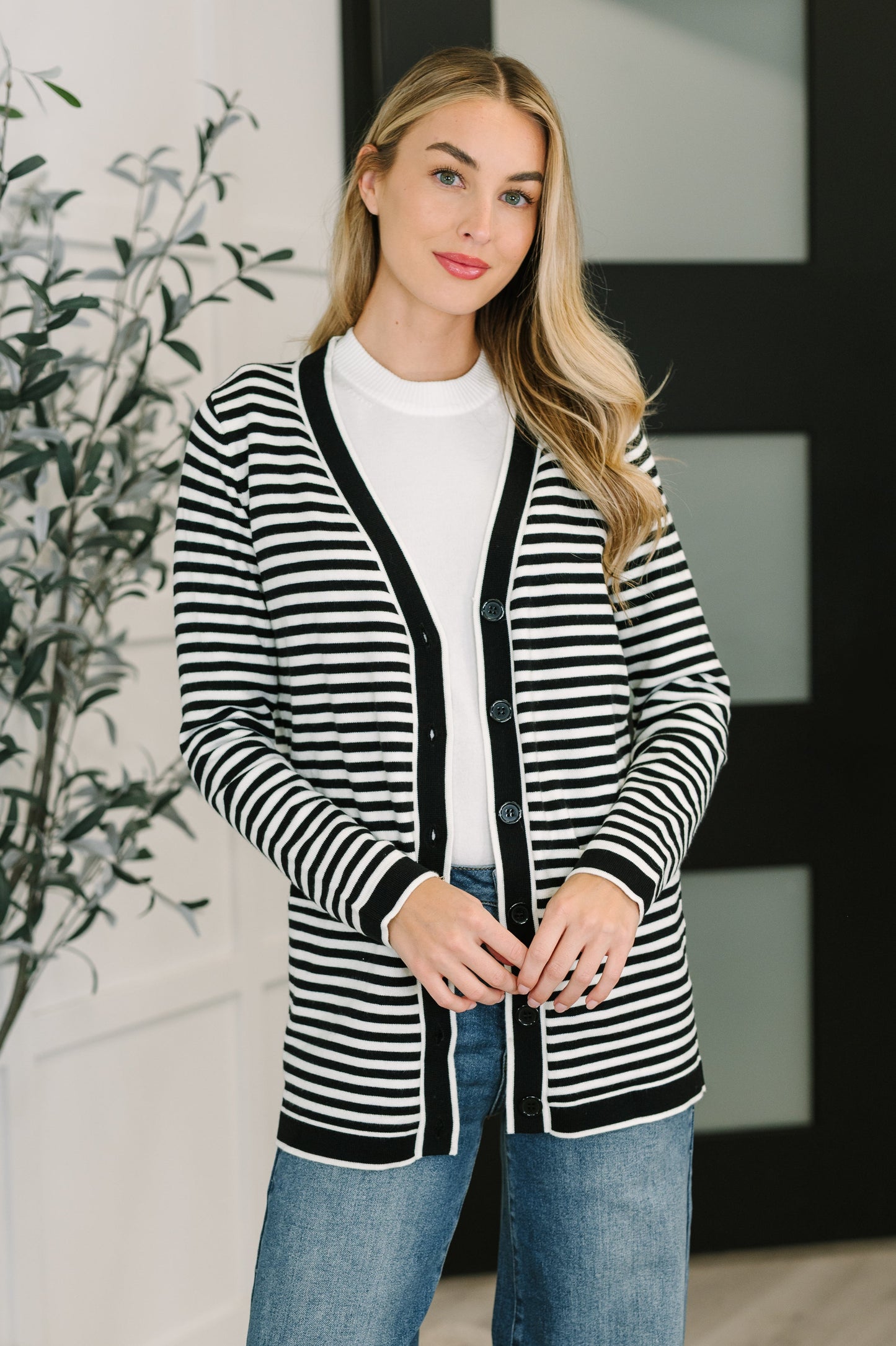 Light-Mid Weight Sweater Knit Cardigan
V-Neckline
Button Closures
Functional Welt Pockets
Banded Sleeve Cuff
Banded Hemline
50% Viscose, 28% Polyester, 22% Polyamide
True to Size