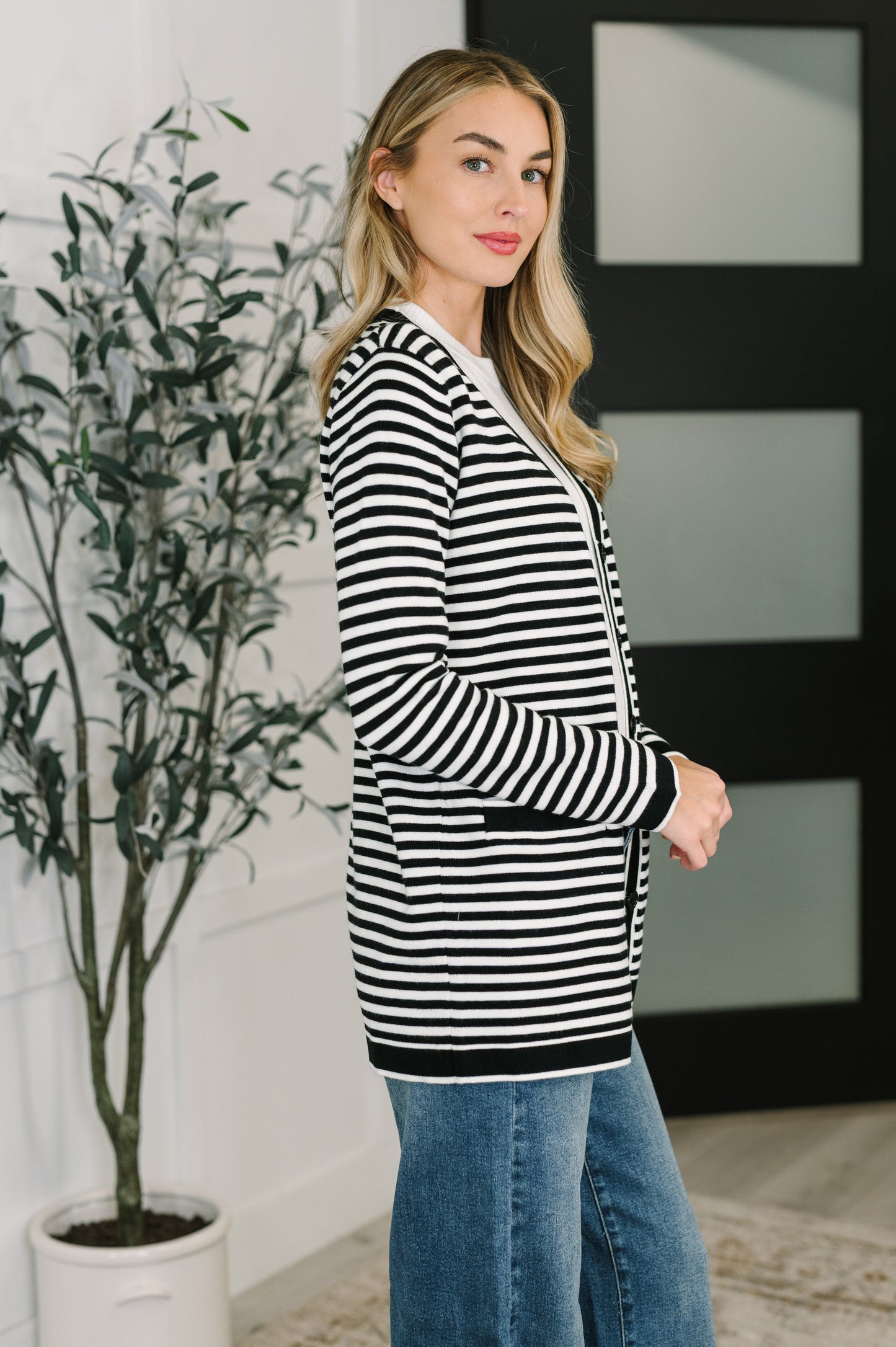 Light-Mid Weight Sweater Knit Cardigan
V-Neckline
Button Closures
Functional Welt Pockets
Banded Sleeve Cuff
Banded Hemline
50% Viscose, 28% Polyester, 22% Polyamide
True to Size