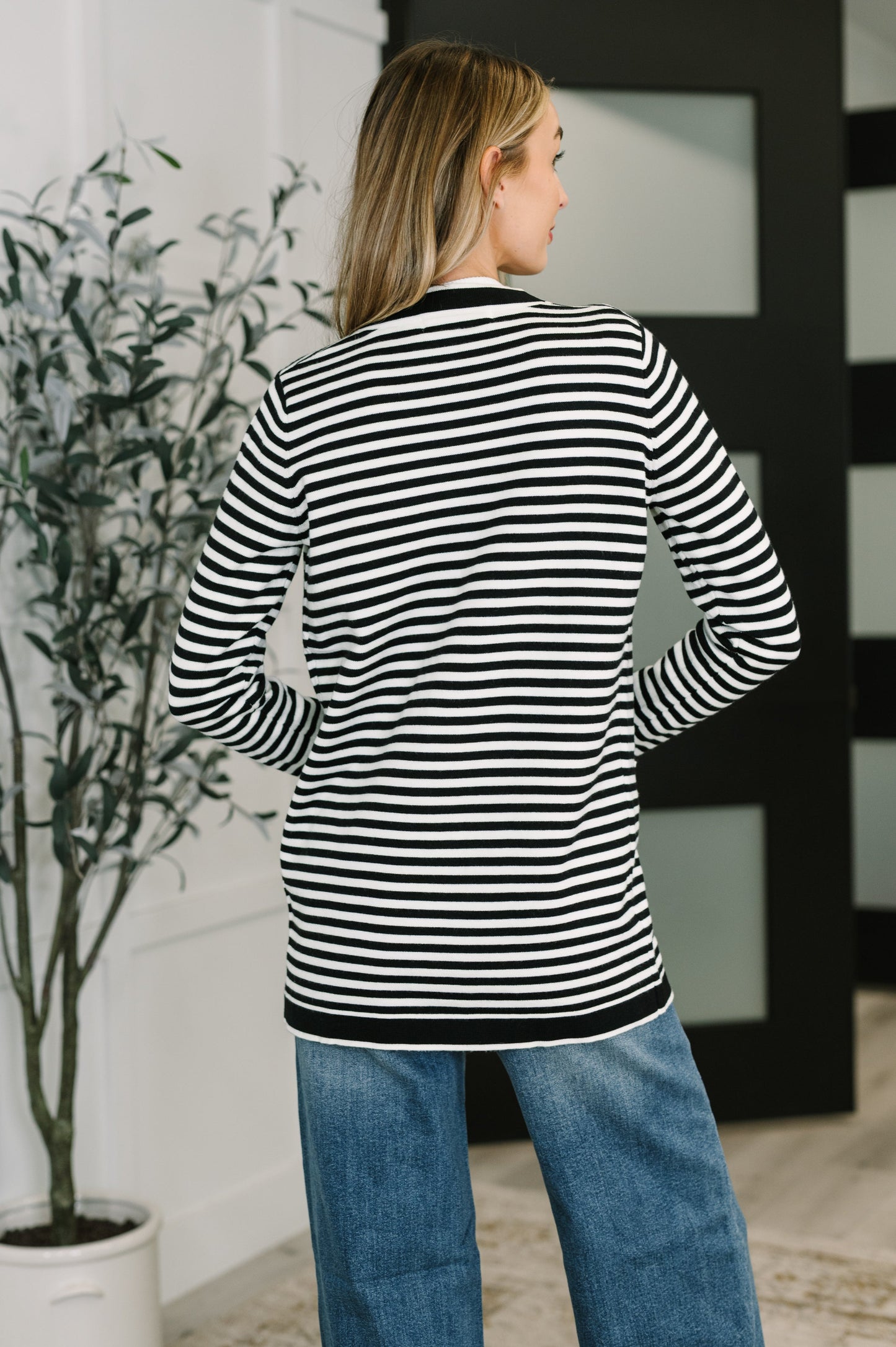 Light-Mid Weight Sweater Knit Cardigan
V-Neckline
Button Closures
Functional Welt Pockets
Banded Sleeve Cuff
Banded Hemline
50% Viscose, 28% Polyester, 22% Polyamide
True to Size