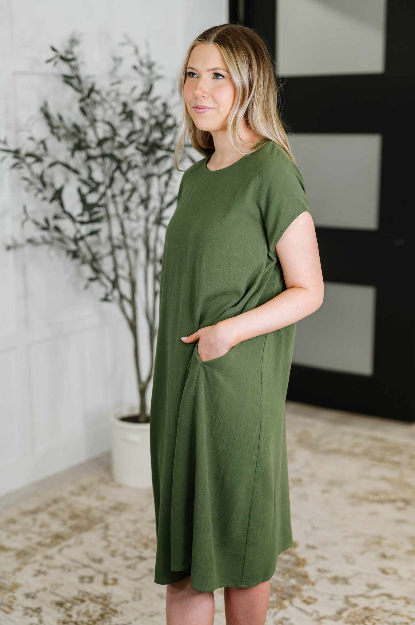 Mid-Weight Woven
Round Neckline
Dolman Sleeve
Functional Side Pockets
Relaxed Fit
80% Rayon, 20% Linen
True to Size