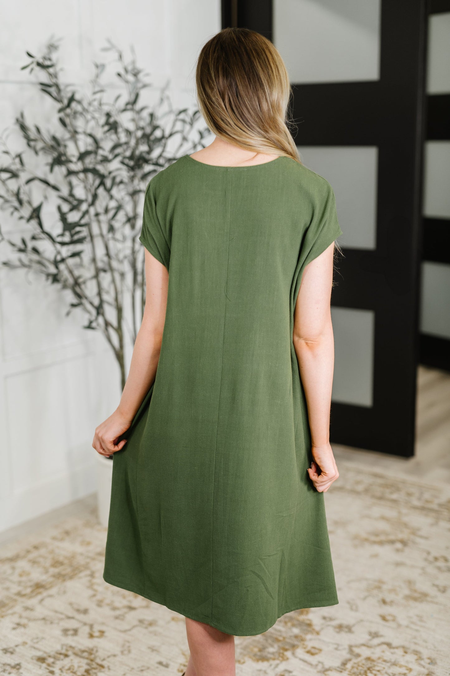 Mid-Weight Woven
Round Neckline
Dolman Sleeve
Functional Side Pockets
Relaxed Fit
80% Rayon, 20% Linen
True to Size