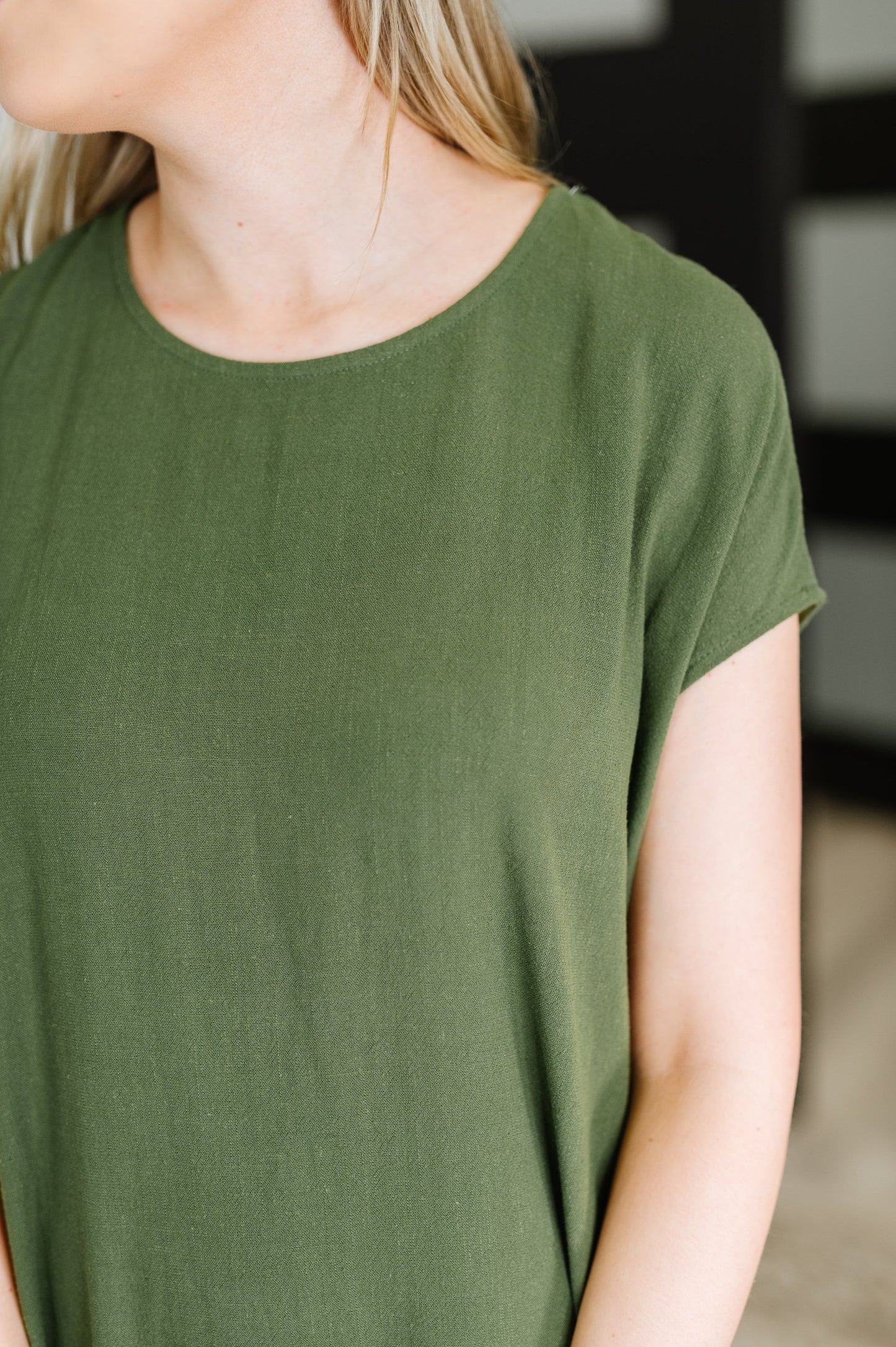 Mid-Weight Woven
Round Neckline
Dolman Sleeve
Functional Side Pockets
Relaxed Fit
80% Rayon, 20% Linen
True to Size