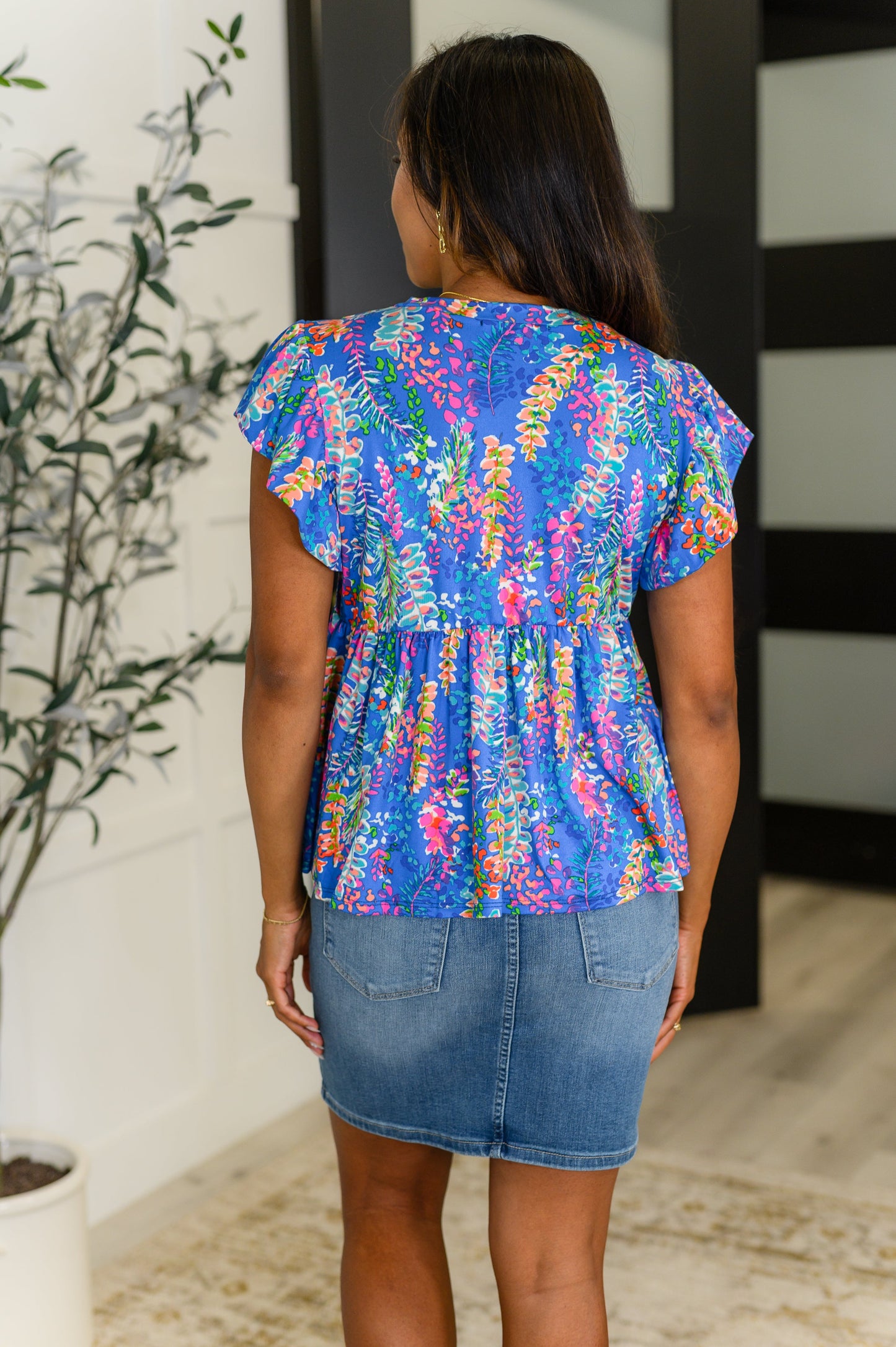 Flutter sleeve top in Blue by Haptics
Buttery Smooth Knit
High Stretch
Banded Round Neckline
Double Layered Flutter Sleeve
Gathered Tier
Babydoll Silhouette
95% Polyester, 5% Spandex
True to Size