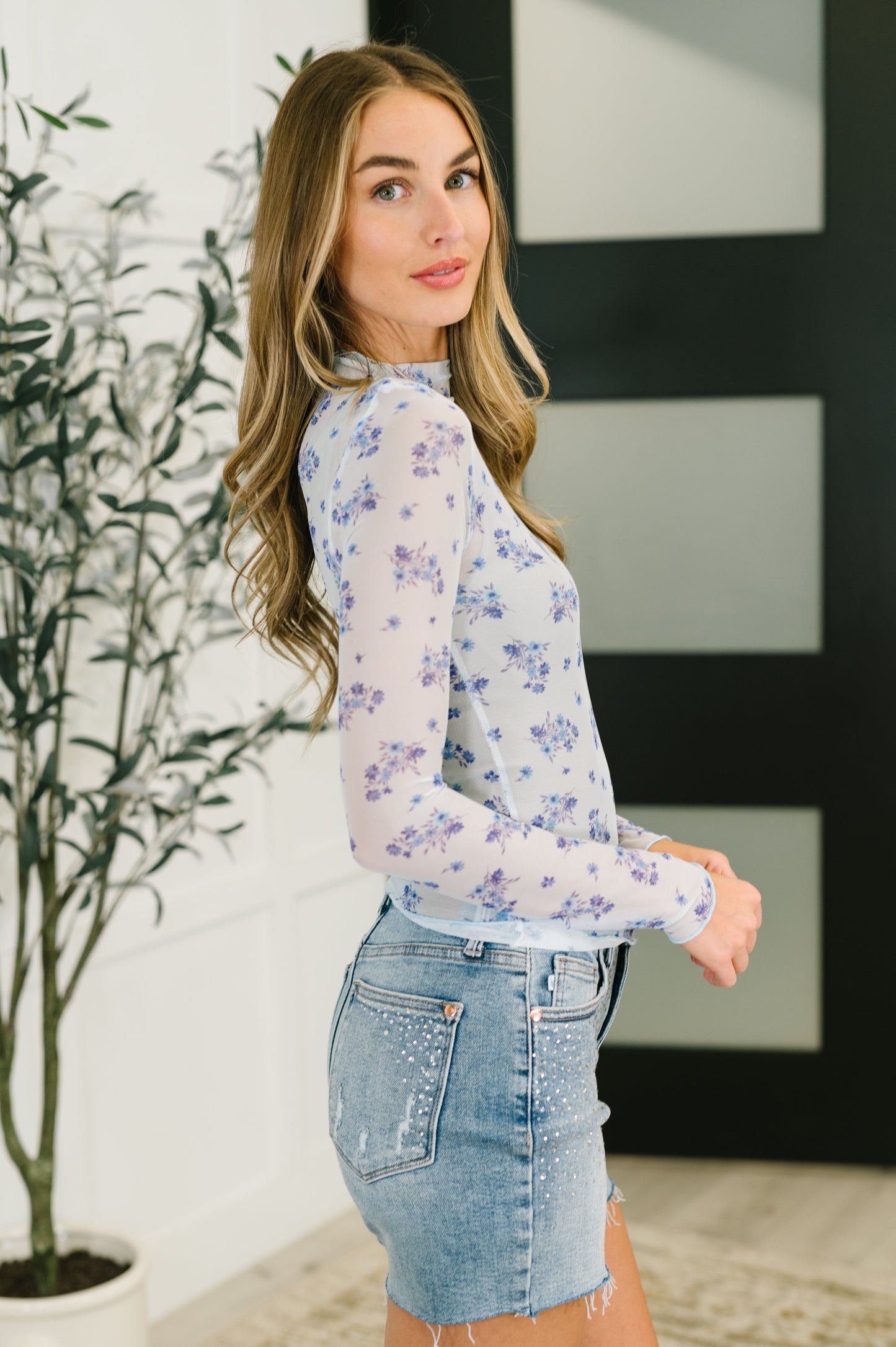 floral long-sleeve mesh top by Kori America
Mesh Knit
High Stretch
High Neckline
Lettuce Hem
Long Sleeve
Completely Sheer
92% Polyester, 8% Spandex
True to Size