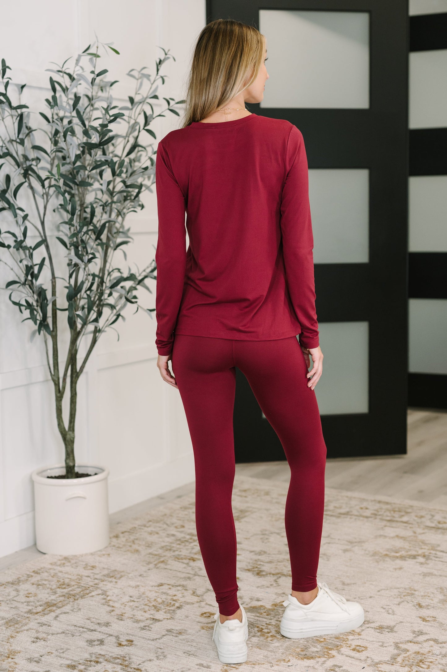 Brushed Microfiber leggings set in Cabernet by Zenana
Banded, Round Neckline
Long Sleeve
Cased Elastic Waistband
Skinny Leg Silhouette
90% Polyester, 10% Spandex
True to Size
