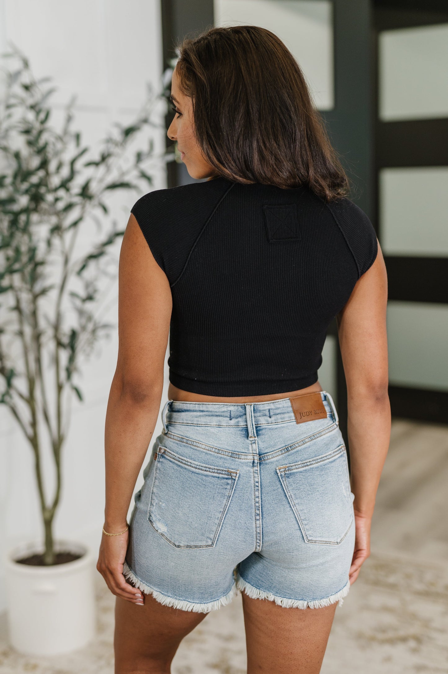 Cropped short sleeve Top in Black by Zenana
Ribbed Knit
High Stretch
Raglan Sleeve
Round Neckline
Faux Back Tag
90% Nylon, 10% Spandex
True to Size