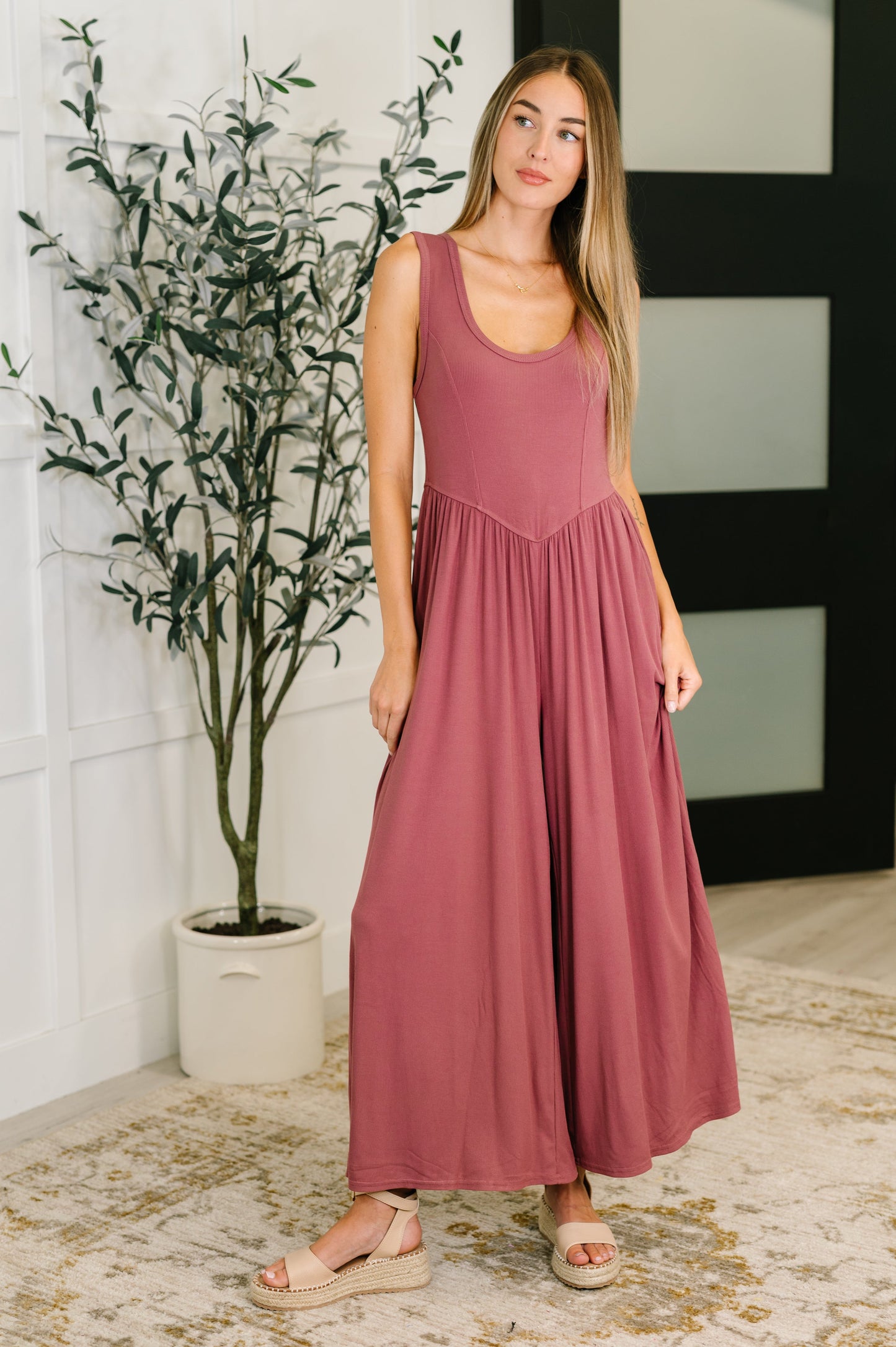 Mauve wide leg jumpsuit by Very J
Ribbed Knit
High Stretch
Scooped Neckline
Cased Elastic Waistband
Wide Leg Silhouette
90% Rayon, 10% Spandex
True to Size