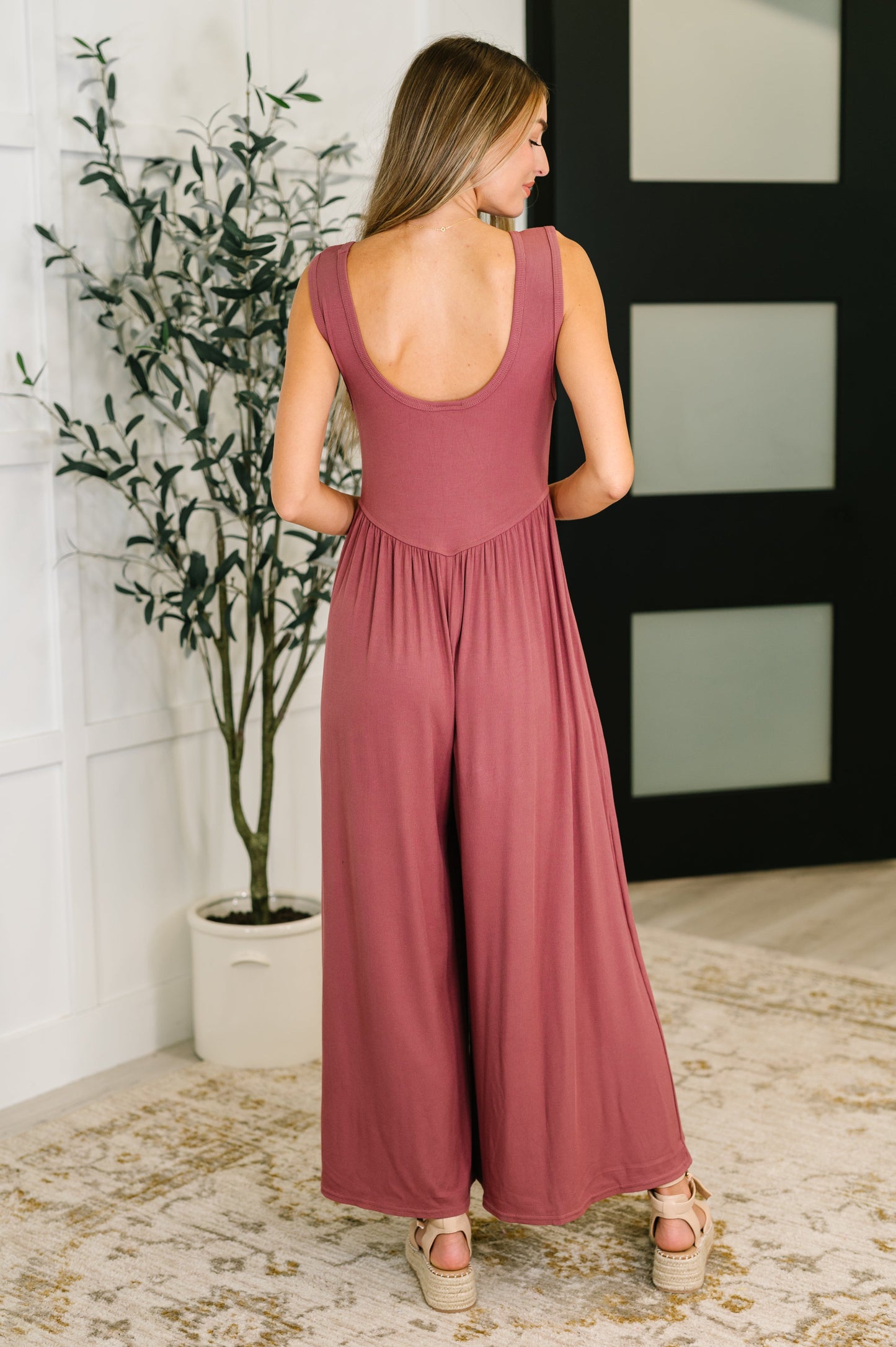 Mauve wide leg jumpsuit by Very J
Ribbed Knit
High Stretch
Scooped Neckline
Cased Elastic Waistband
Wide Leg Silhouette
90% Rayon, 10% Spandex
True to Size