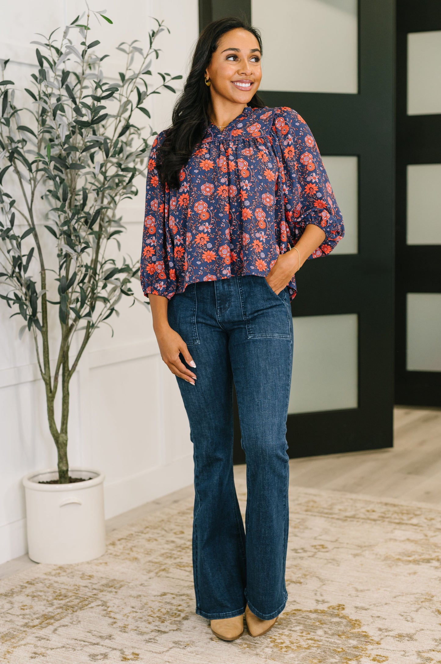 Poplin Woven floral top
V-Neckline
Gathered Shoulder
Balloon Sleeve
Cased Elastic Sleeve Cuff
100% Polyester
True to Size