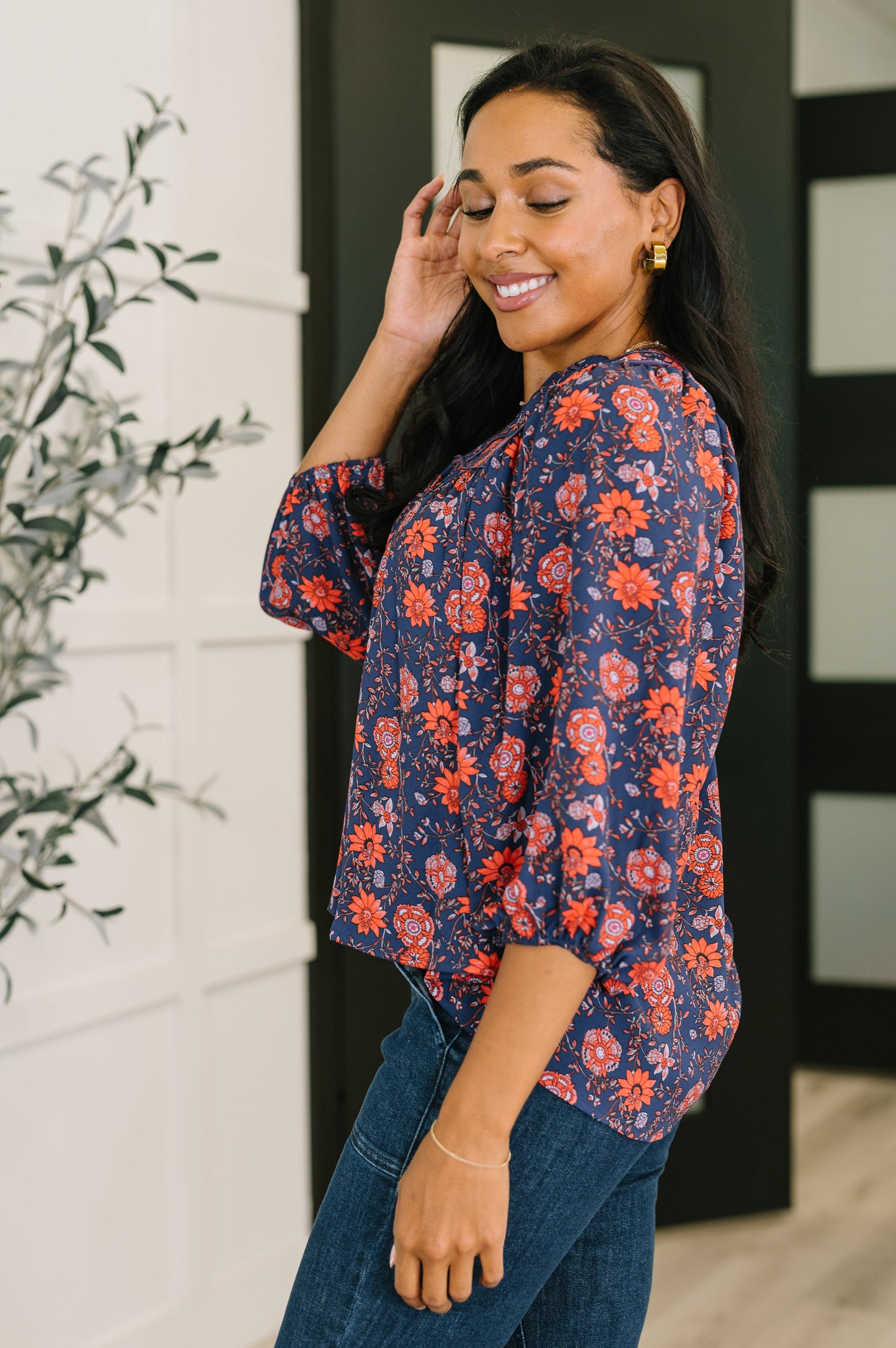 Poplin Woven floral top
V-Neckline
Gathered Shoulder
Balloon Sleeve
Cased Elastic Sleeve Cuff
100% Polyester
True to Size