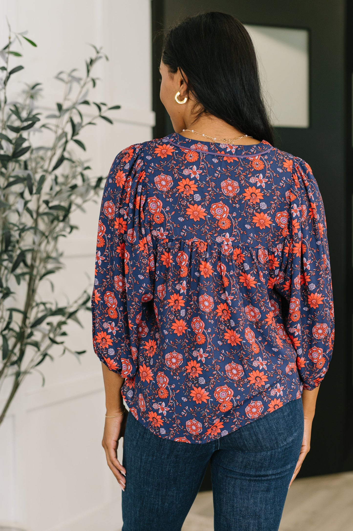 Poplin Woven floral top
V-Neckline
Gathered Shoulder
Balloon Sleeve
Cased Elastic Sleeve Cuff
100% Polyester
True to Size