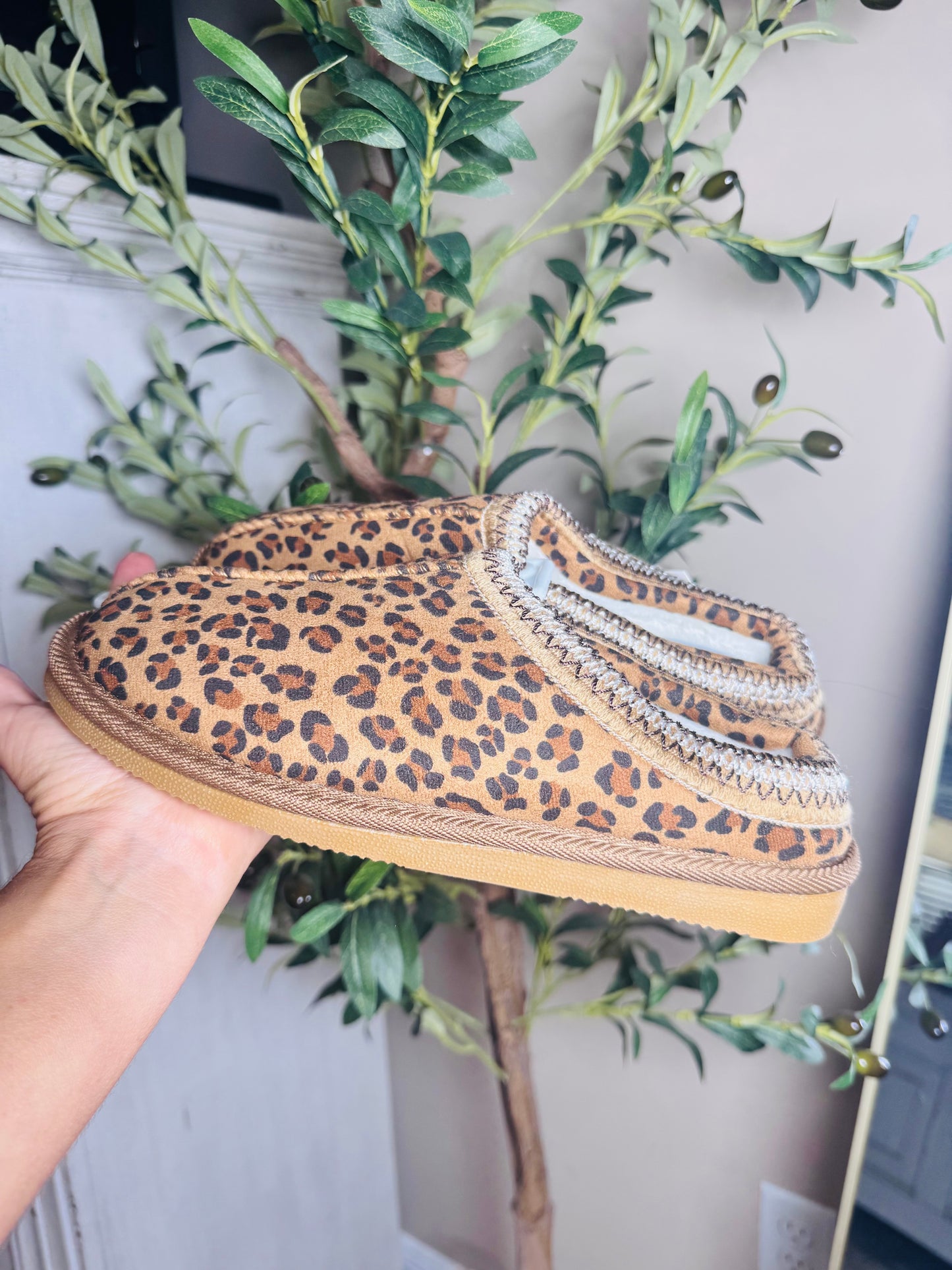 Leopard Print Embroidered Slippers