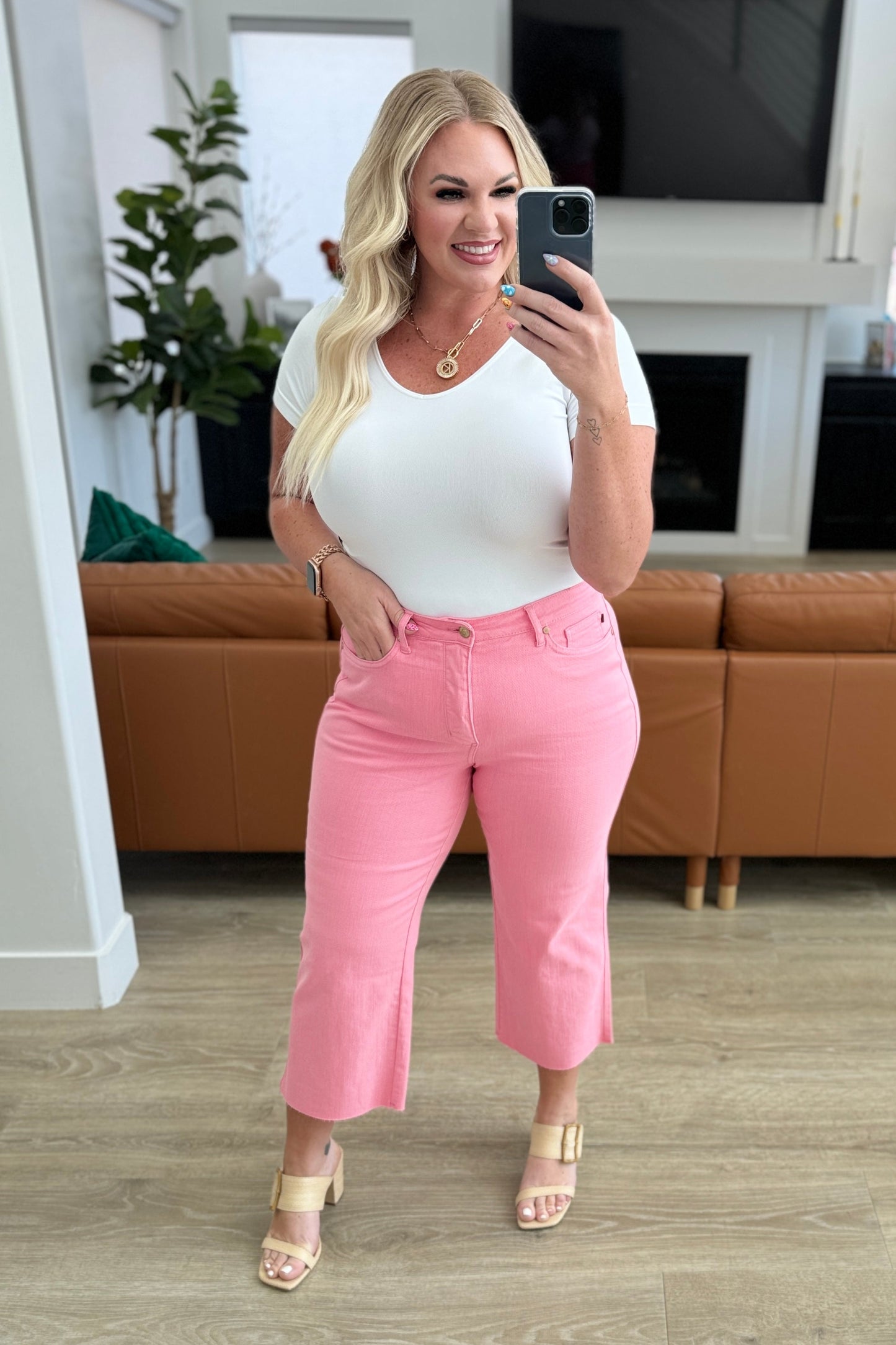 High Rise Control Top Wide Leg Crop Jeans in Pink
Judy Blue
High Rise
Zip Fly
Control Top
Wide Leg Crop Silhouette
Raw Hem
93% Cotton, 6% Polyester, 1% Spandex
True to Judy Blue Sizing
