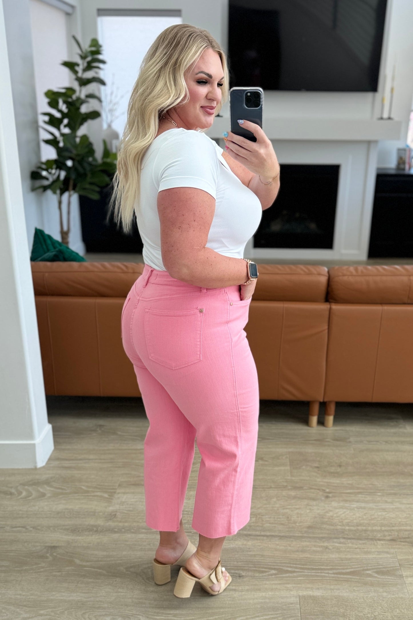 High Rise Control Top Wide Leg Crop Jeans in Pink
Judy Blue
High Rise
Zip Fly
Control Top
Wide Leg Crop Silhouette
Raw Hem
93% Cotton, 6% Polyester, 1% Spandex
True to Judy Blue Sizing