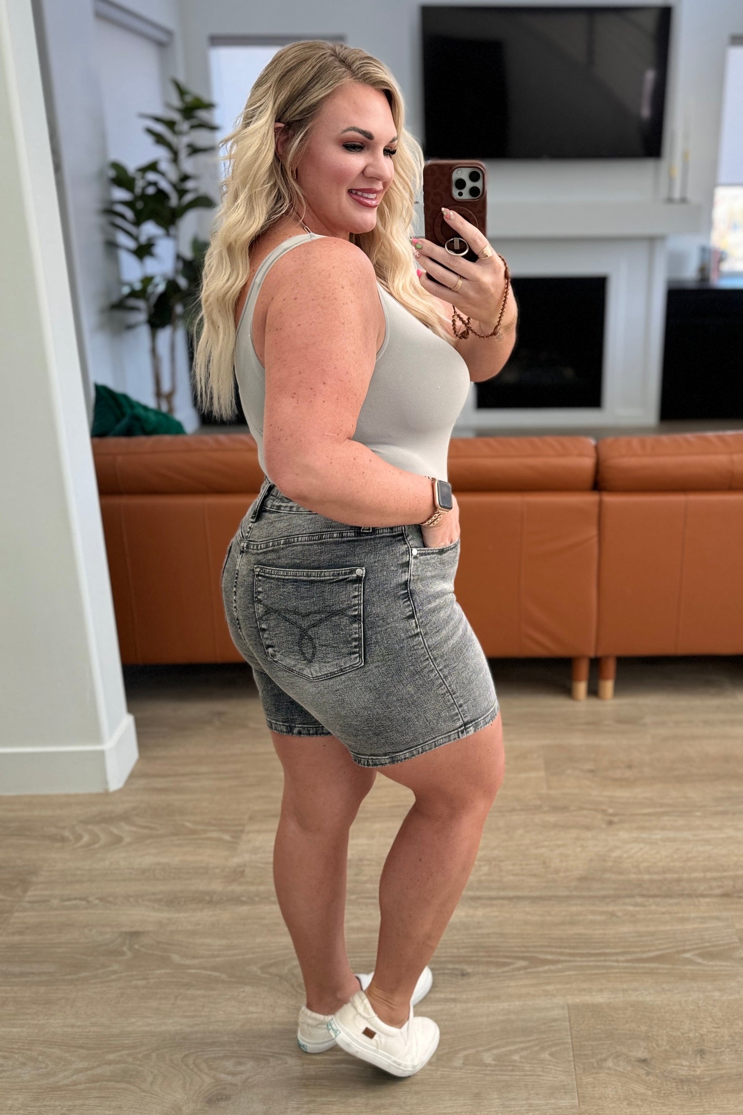 Judy Blue cuffed shorts
High Rise
Button Fly
Grey Wash
Optional Cuffed Hem
92% Cotton, 7% Polyester, 1% Spandex
True to Judy Blue Sizing
