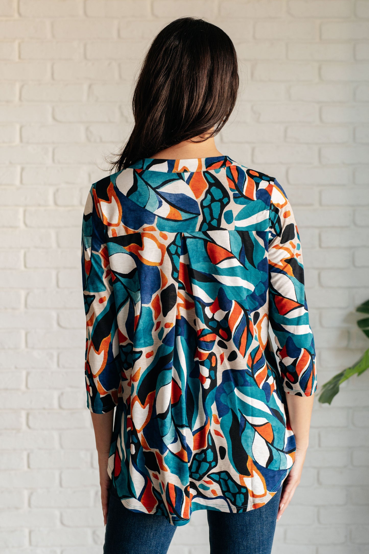 3/4 sleeve top in Abstract Teal by Sew In Love
Textured Woven
"Gabby" Neckline
3/4 Length Sleeves
High/Low Hem
94% Polyester, 6% Spandex
True to Size