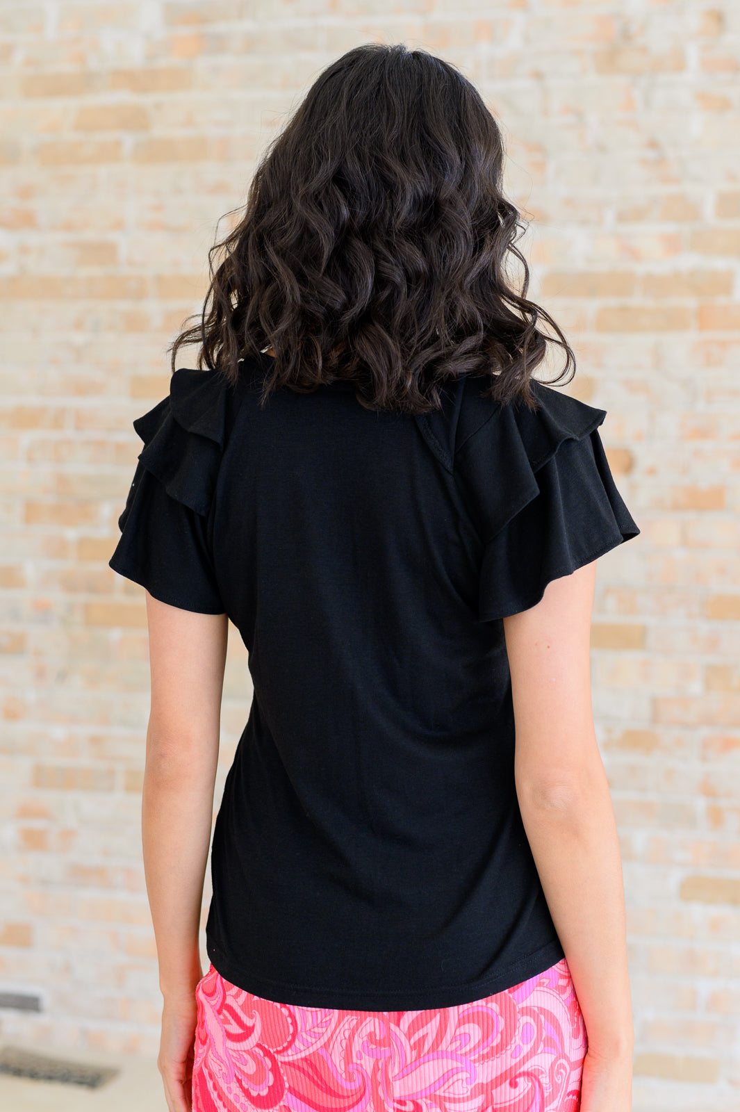 Flutter Sleeve Tee In Black
Lightweight Ribbed Jersey Knit
Banded Round Neckline
Layered Flutter Sleeve
60% Polyester, 35% Viscose, 5% Elastane
True to Size