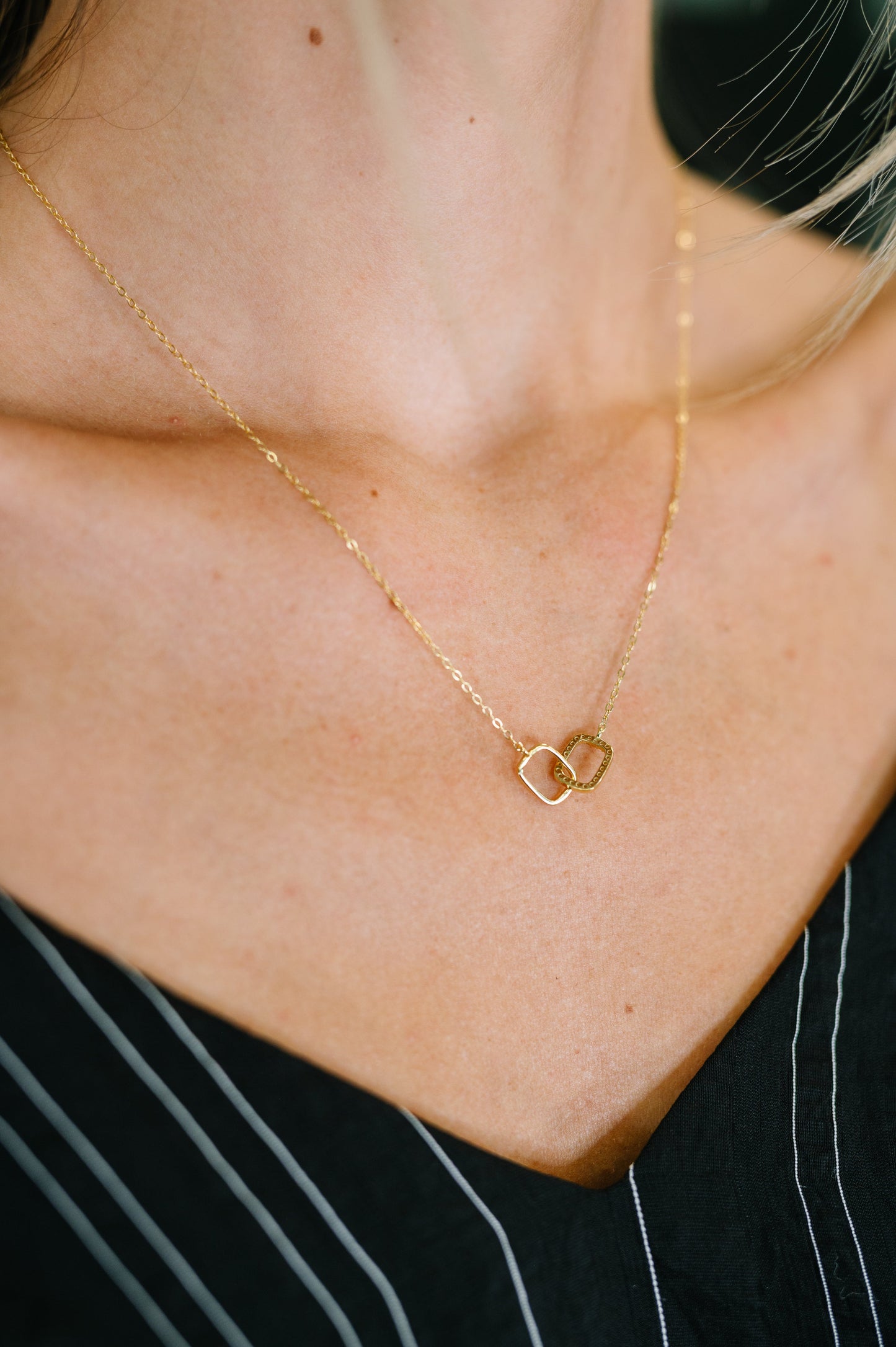 In this together necklace
5/8"x 1/4" Interlocking Double Ring
15 1/2" with 2" Extender
Lobster Clasp
Zirconia Diamonds
925 Sterling Silver
Gold Plated