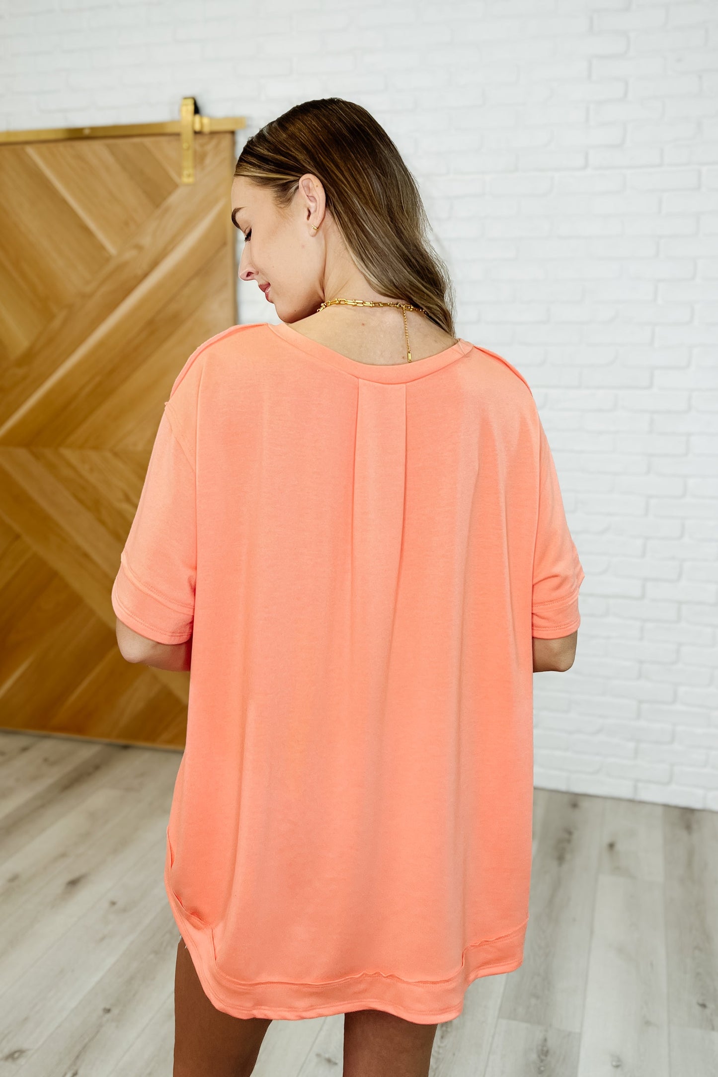 Exposed Seam Tee in Apricot Splash
French Terry
Round Neckline
Half Front Faux Buttons
Exposed Seam Details
Oversized Fit
70% Polyester, 26% Rayon, 4% Spandex
True to Size