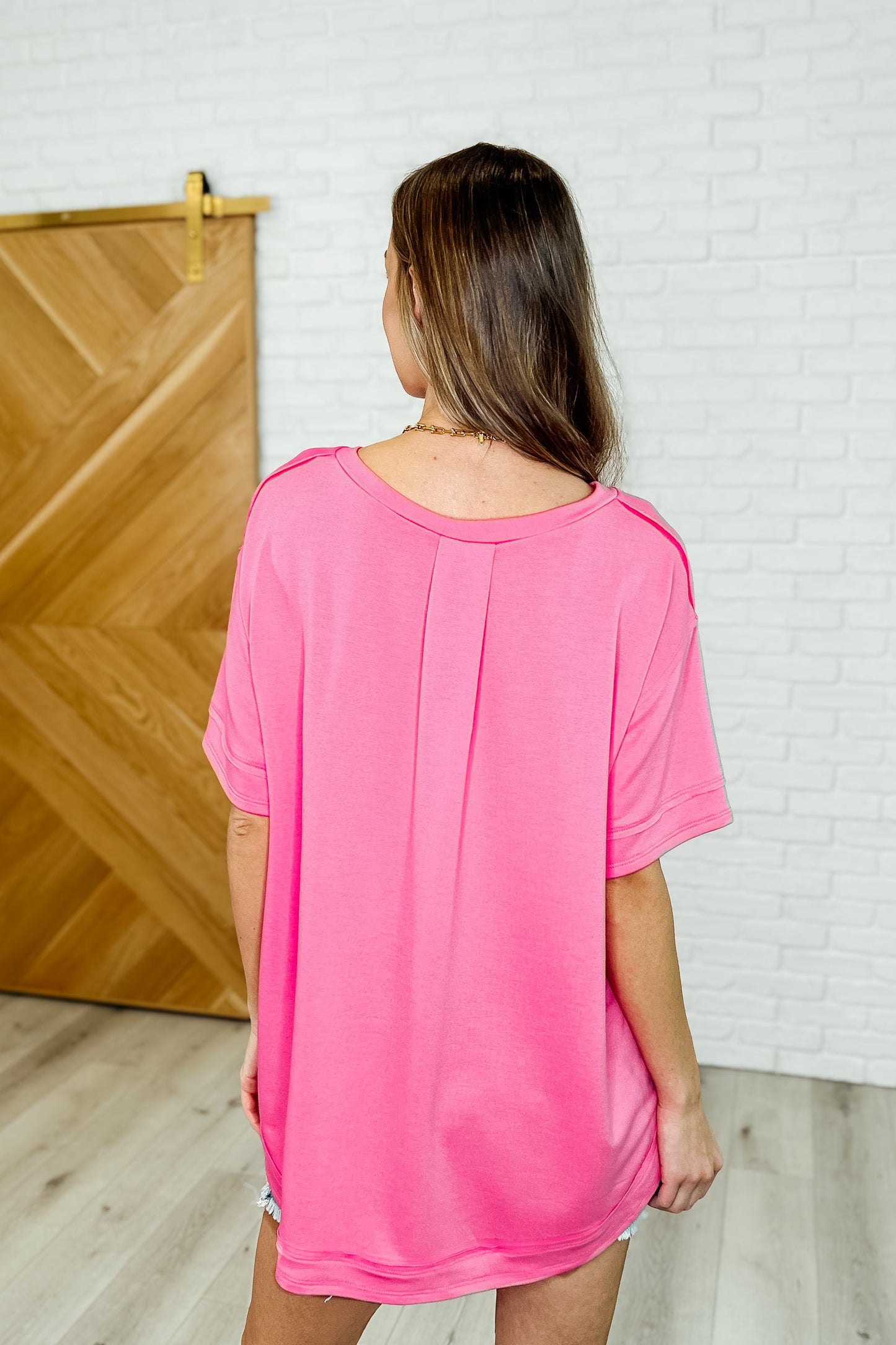 Exposed Seam Tee in Hot Pink
French Terry
Round Neckline
Half Front Faux Buttons
Exposed Seam Details
Oversized Fit
70% Polyester, 26% Rayon, 4% Spandex
True to Size