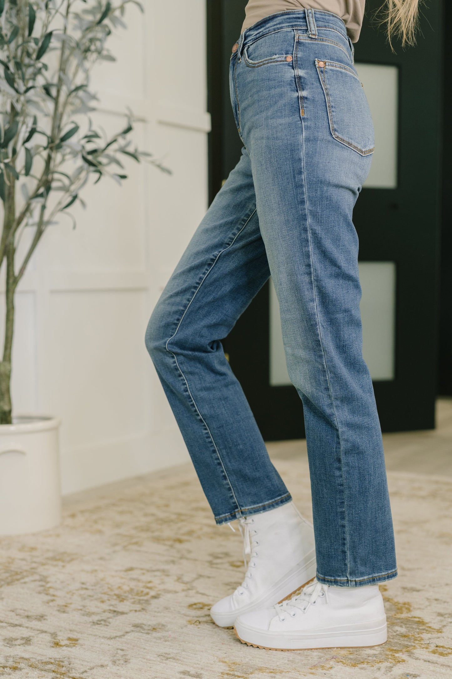 Judy Blue Jeans
High-Rise
Zip Fly
4-Way Stretch
Straight Leg Silhouette
93% Cotton, 6% Polyester, 1% Spandex
True to Judy Blue Sizing