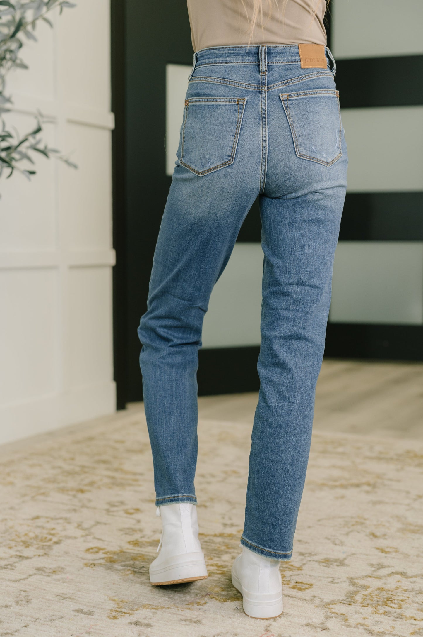 Judy Blue Jeans
High-Rise
Zip Fly
4-Way Stretch
Straight Leg Silhouette
93% Cotton, 6% Polyester, 1% Spandex
True to Judy Blue Sizing