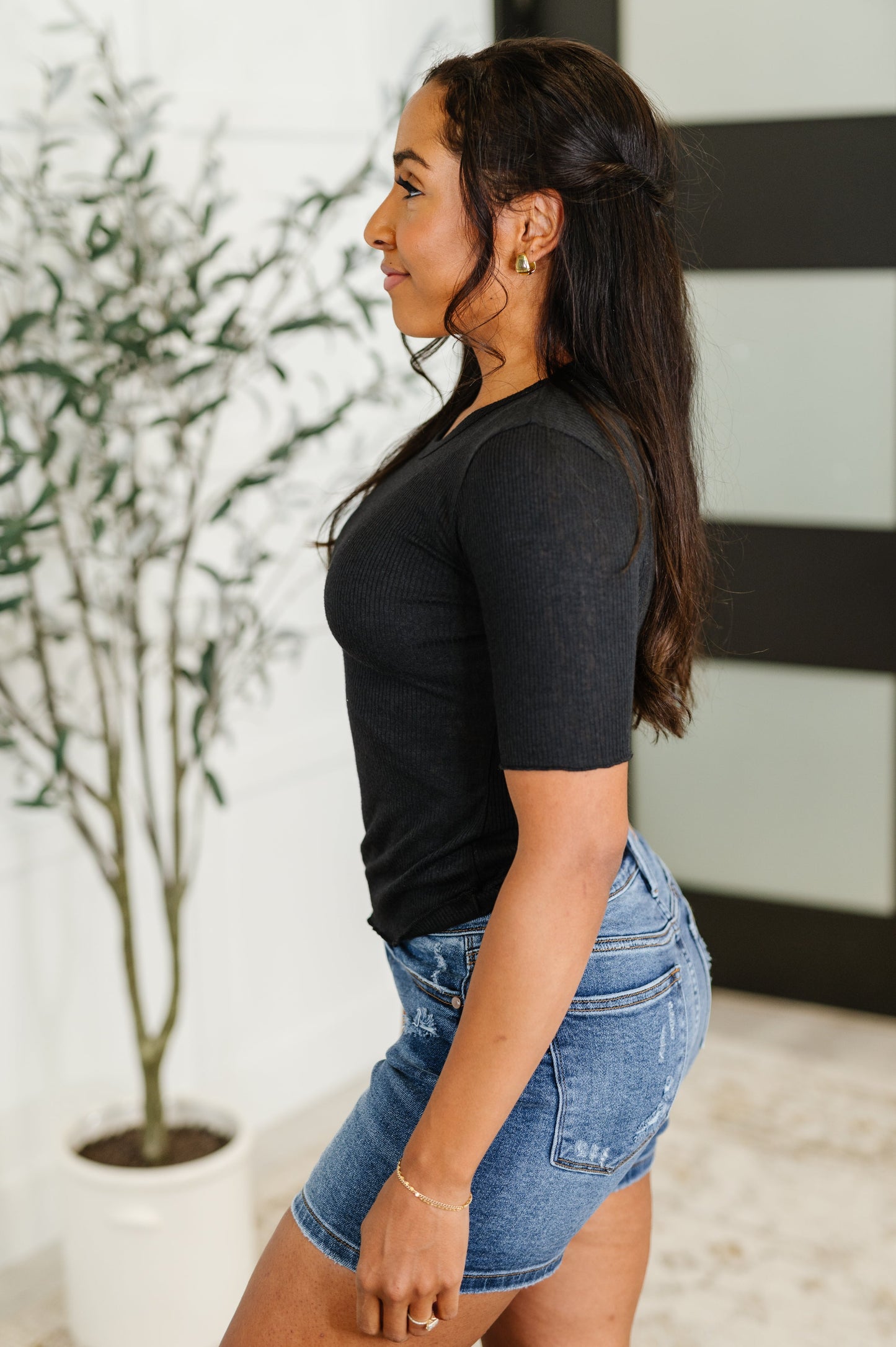 Lightweight Ribbed Knit Tee in Black
High Stretch
Banded, Round Neckline
1/4 Sleeve
Lettuce Sleeve Cuff
Lettuce Hem
Sheer
73% Polyester, 27% Rayon
True to Size