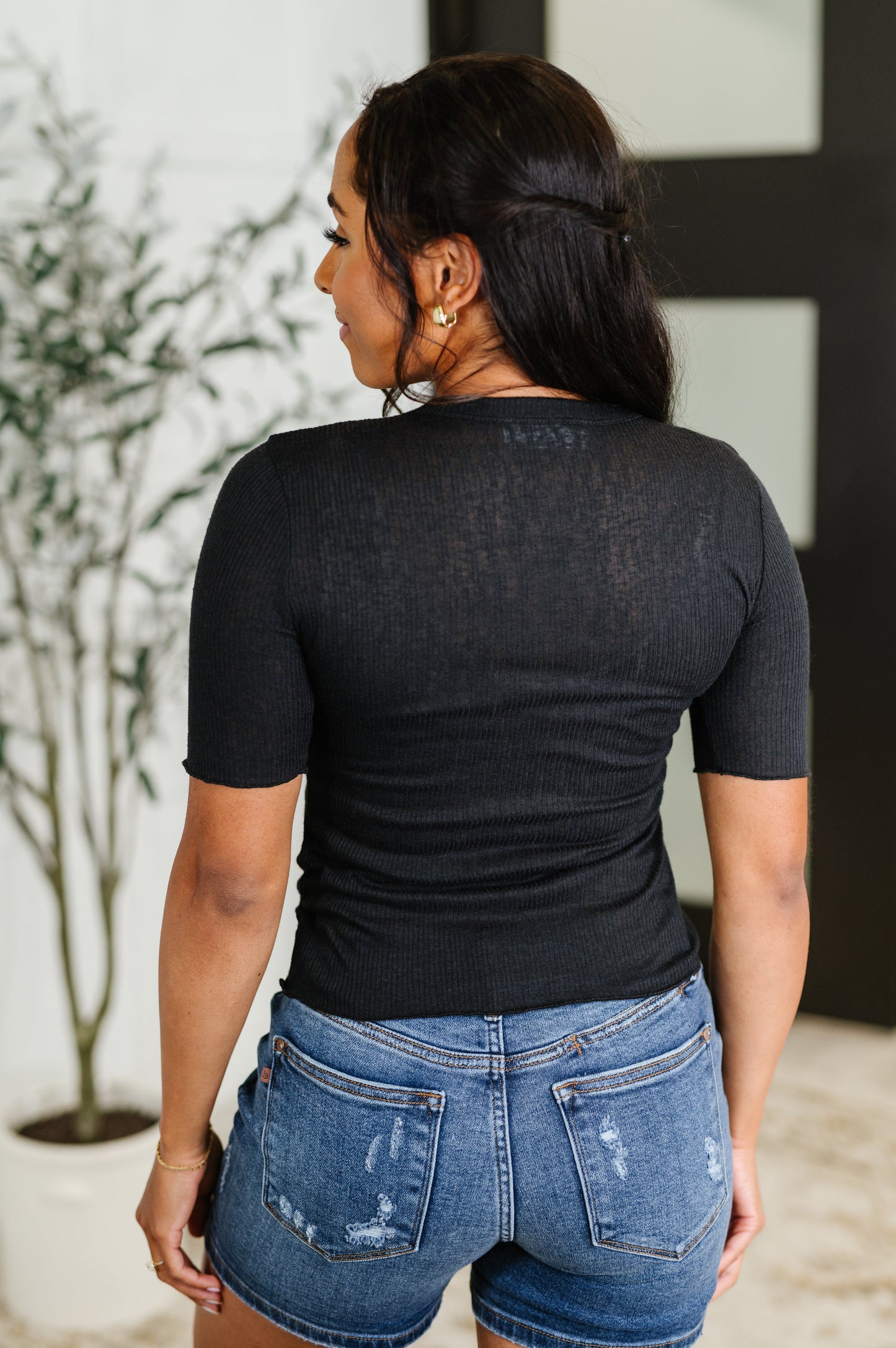 Lightweight Ribbed Knit Tee in Black
High Stretch
Banded, Round Neckline
1/4 Sleeve
Lettuce Sleeve Cuff
Lettuce Hem
Sheer
73% Polyester, 27% Rayon
True to Size