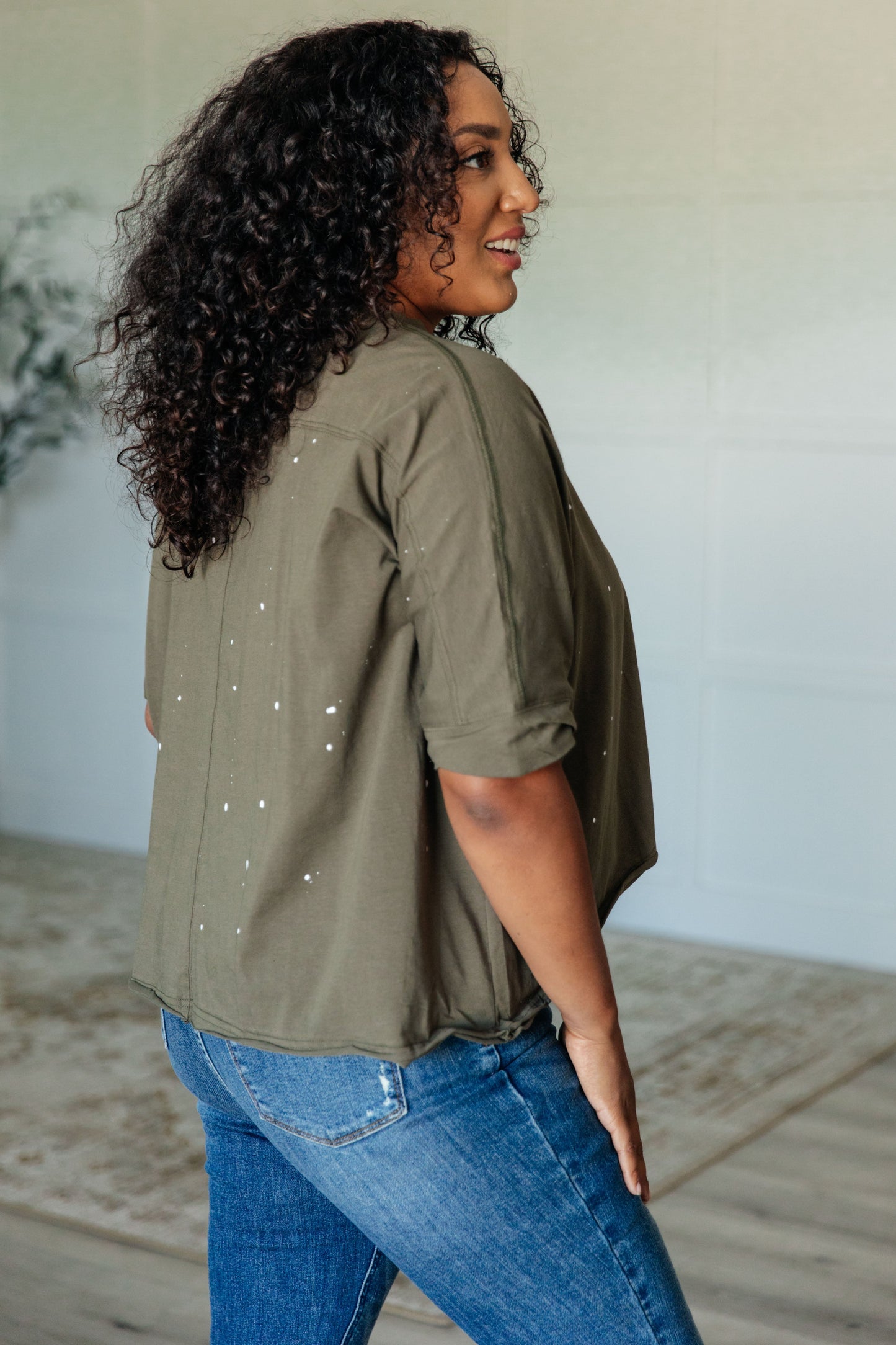 Lightweight Jersey Knit
Round Neckline
Drop Shoulder
Raw Asymmetrical Hemline
Slightly Cropped in Front
Distressed
Paint Splatter Details
High Stretch
95% Cotton, 5% Elastane
True to Size short sleeve top in Olive