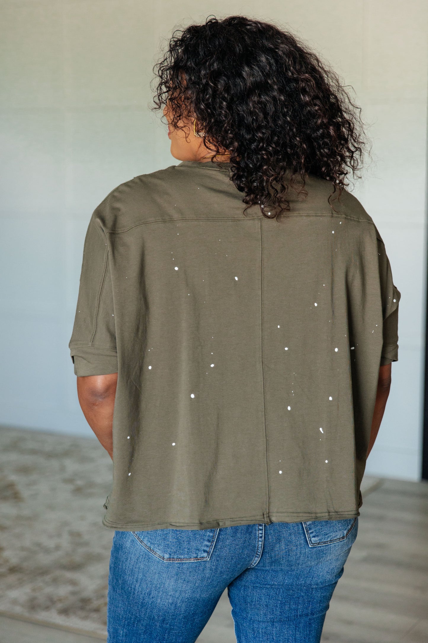 Lightweight Jersey Knit
Round Neckline
Drop Shoulder
Raw Asymmetrical Hemline
Slightly Cropped in Front
Distressed
Paint Splatter Details
High Stretch
95% Cotton, 5% Elastane
True to Size short sleeve top in Olive