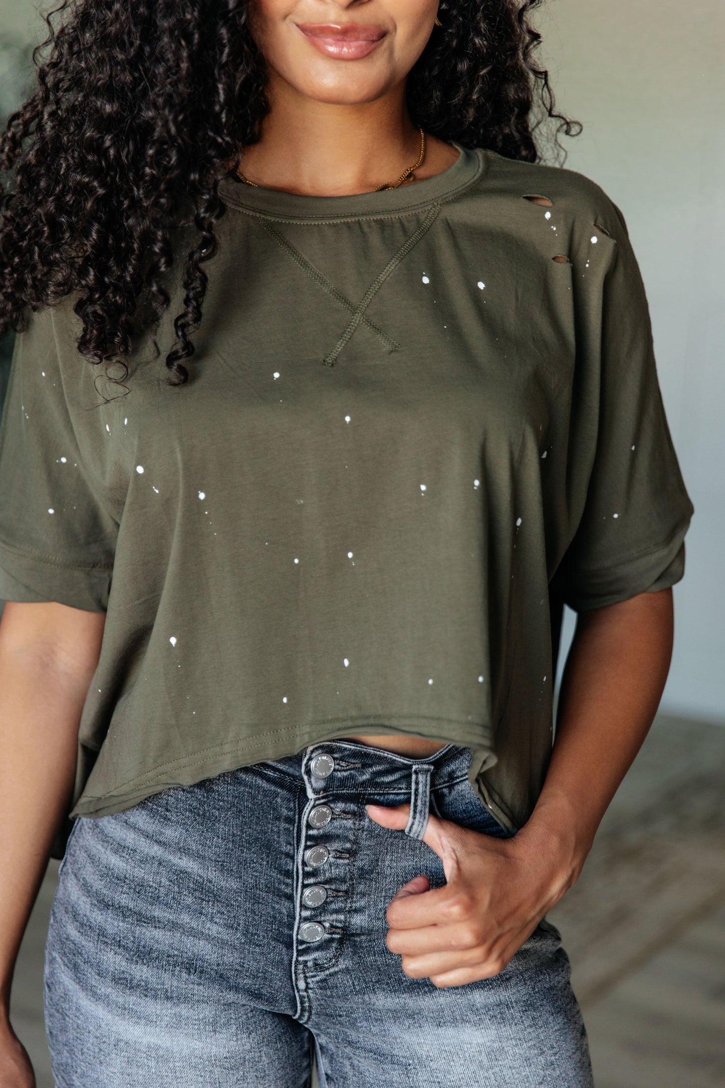 Lightweight Jersey Knit
Round Neckline
Drop Shoulder
Raw Asymmetrical Hemline
Slightly Cropped in Front
Distressed
Paint Splatter Details
High Stretch
95% Cotton, 5% Elastane
True to Size short sleeve top in Olive