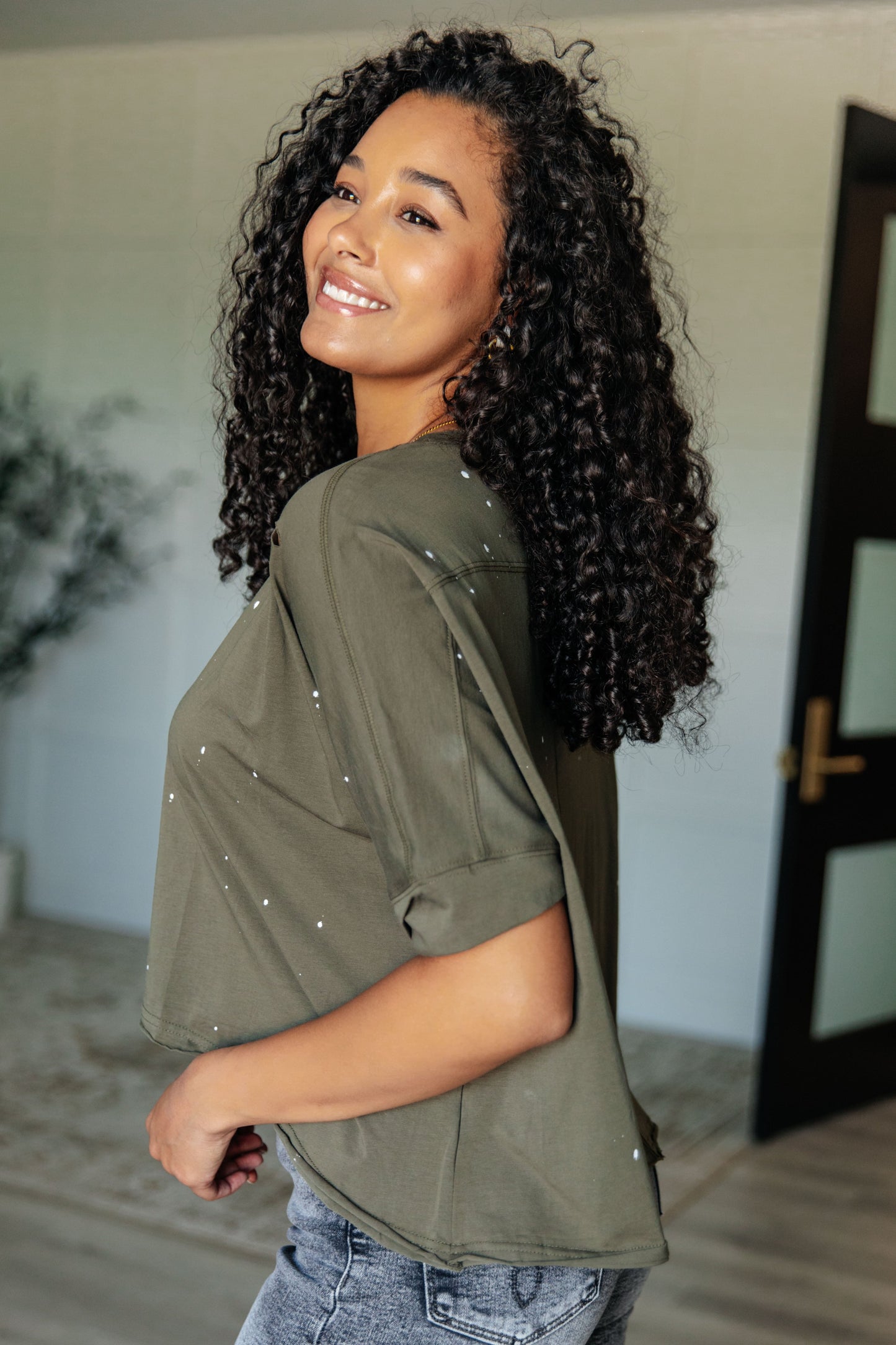 Lightweight Jersey Knit
Round Neckline
Drop Shoulder
Raw Asymmetrical Hemline
Slightly Cropped in Front
Distressed
Paint Splatter Details
High Stretch
95% Cotton, 5% Elastane
True to Size short sleeve top in Olive
