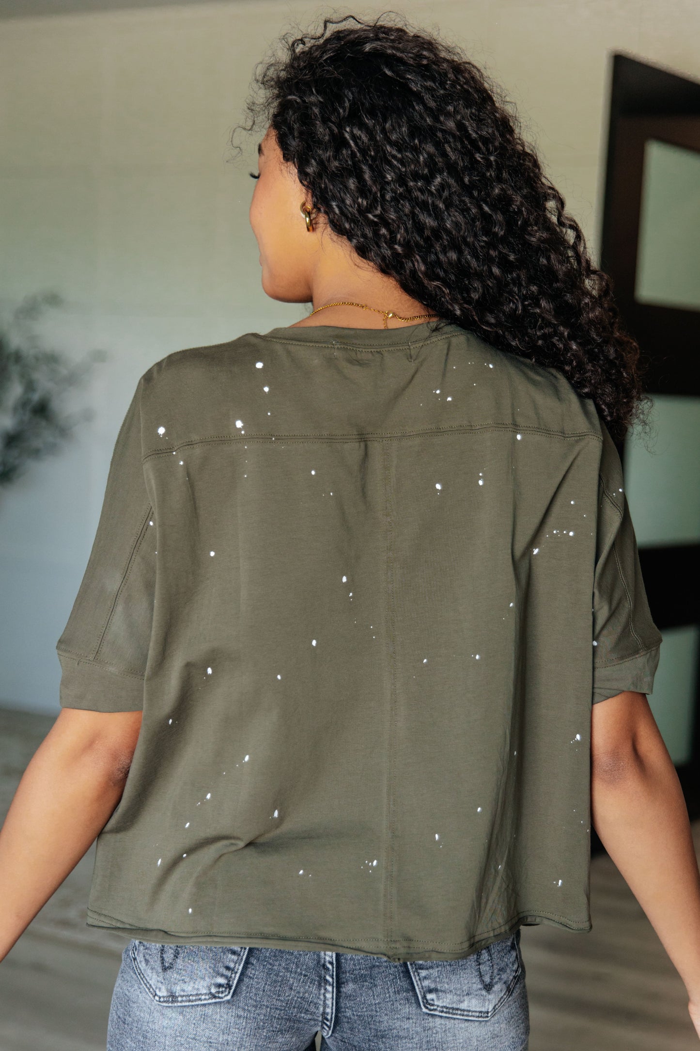 Lightweight Jersey Knit
Round Neckline
Drop Shoulder
Raw Asymmetrical Hemline
Slightly Cropped in Front
Distressed
Paint Splatter Details
High Stretch
95% Cotton, 5% Elastane
True to Size short sleeve top in Olive