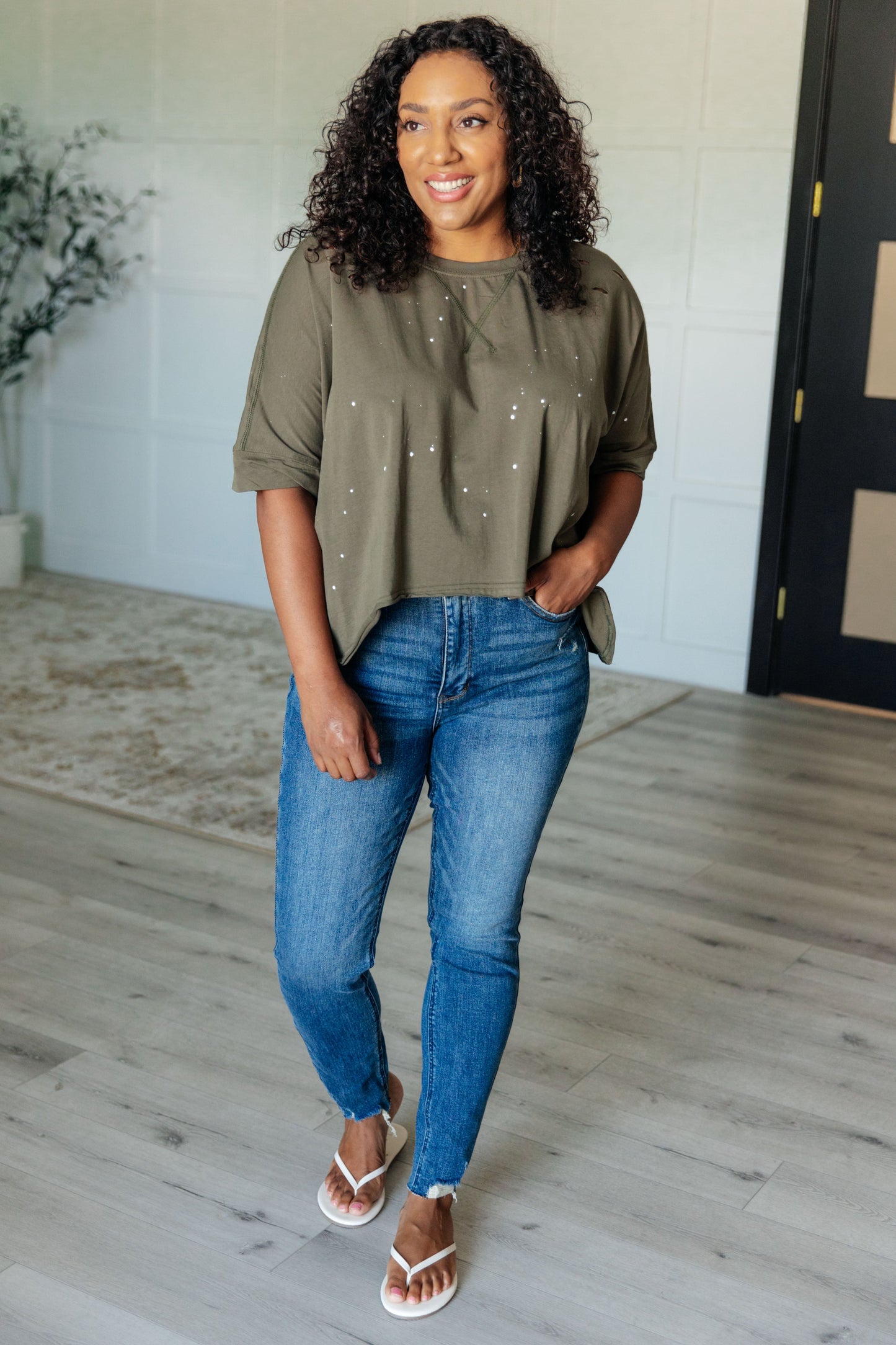 Lightweight Jersey Knit
Round Neckline
Drop Shoulder
Raw Asymmetrical Hemline
Slightly Cropped in Front
Distressed
Paint Splatter Details
High Stretch
95% Cotton, 5% Elastane
True to Size short sleeve top in Olive