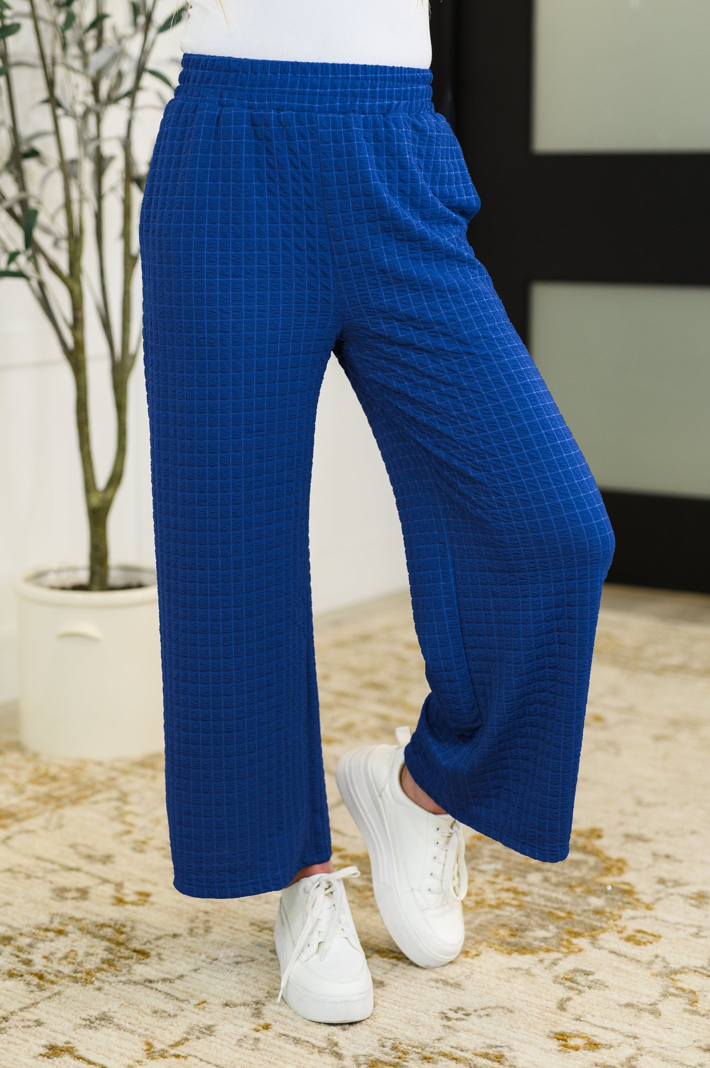 Blue, copped pats set
Light-Mid Weight Textured Knit
High-Stretch
Banded, Round Neckline
Dolman Sleeve
Cased Elastic Waistband
Functional Side Pockets
95% Polyester, 5% Elastane
True to Size