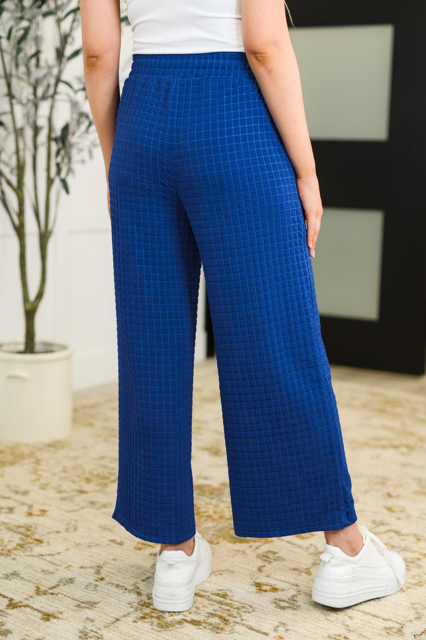 Blue, copped pats set
Light-Mid Weight Textured Knit
High-Stretch
Banded, Round Neckline
Dolman Sleeve
Cased Elastic Waistband
Functional Side Pockets
95% Polyester, 5% Elastane
True to Size