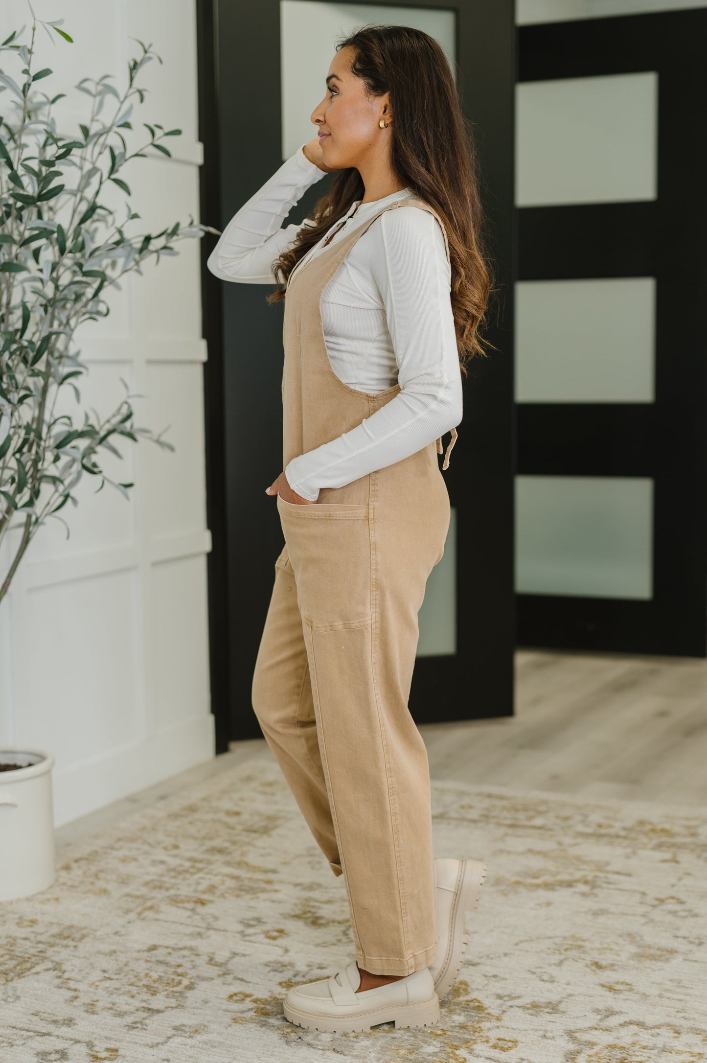 Mid-Heavy Woven Jumpsuit in Brush by Zenana
No Stretch
Scooped Neck
Adjustable Straps
Bronze Hardware
Functional Patch Pockets
Relaxed Fix
97% Cotton, 3% Spandex
True to Size