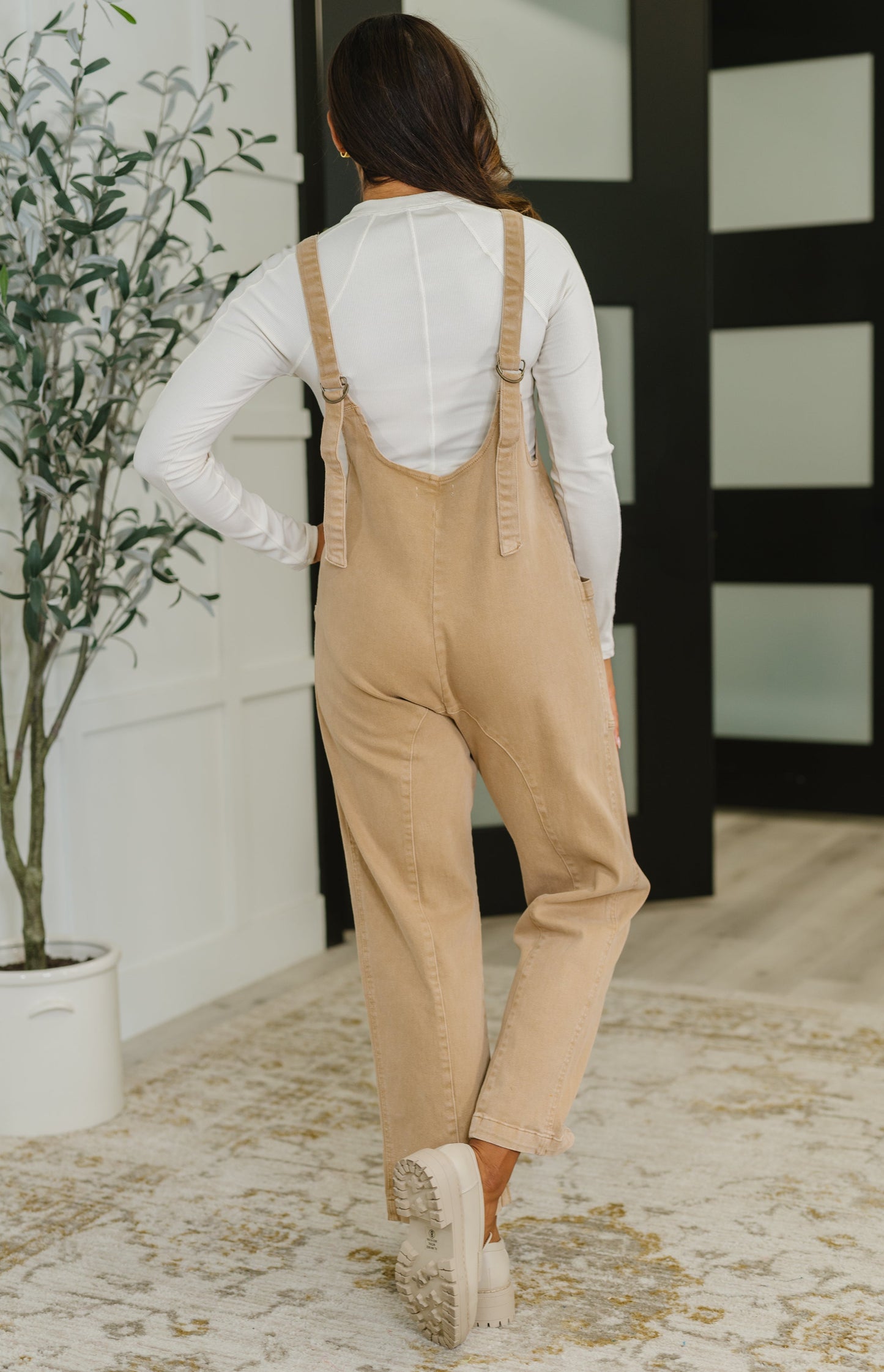 Mid-Heavy Woven Jumpsuit in Brush by Zenana
No Stretch
Scooped Neck
Adjustable Straps
Bronze Hardware
Functional Patch Pockets
Relaxed Fix
97% Cotton, 3% Spandex
True to Size