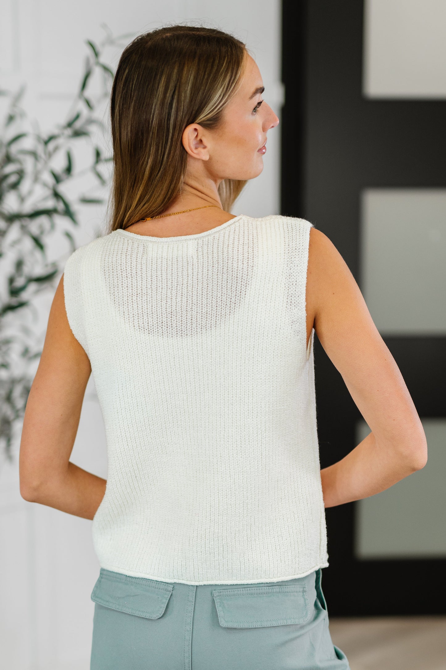 White, Lightweight Knit tie front vest
Two Functional Tie Closures
Sleeveless
100% Acrylic
True to Size