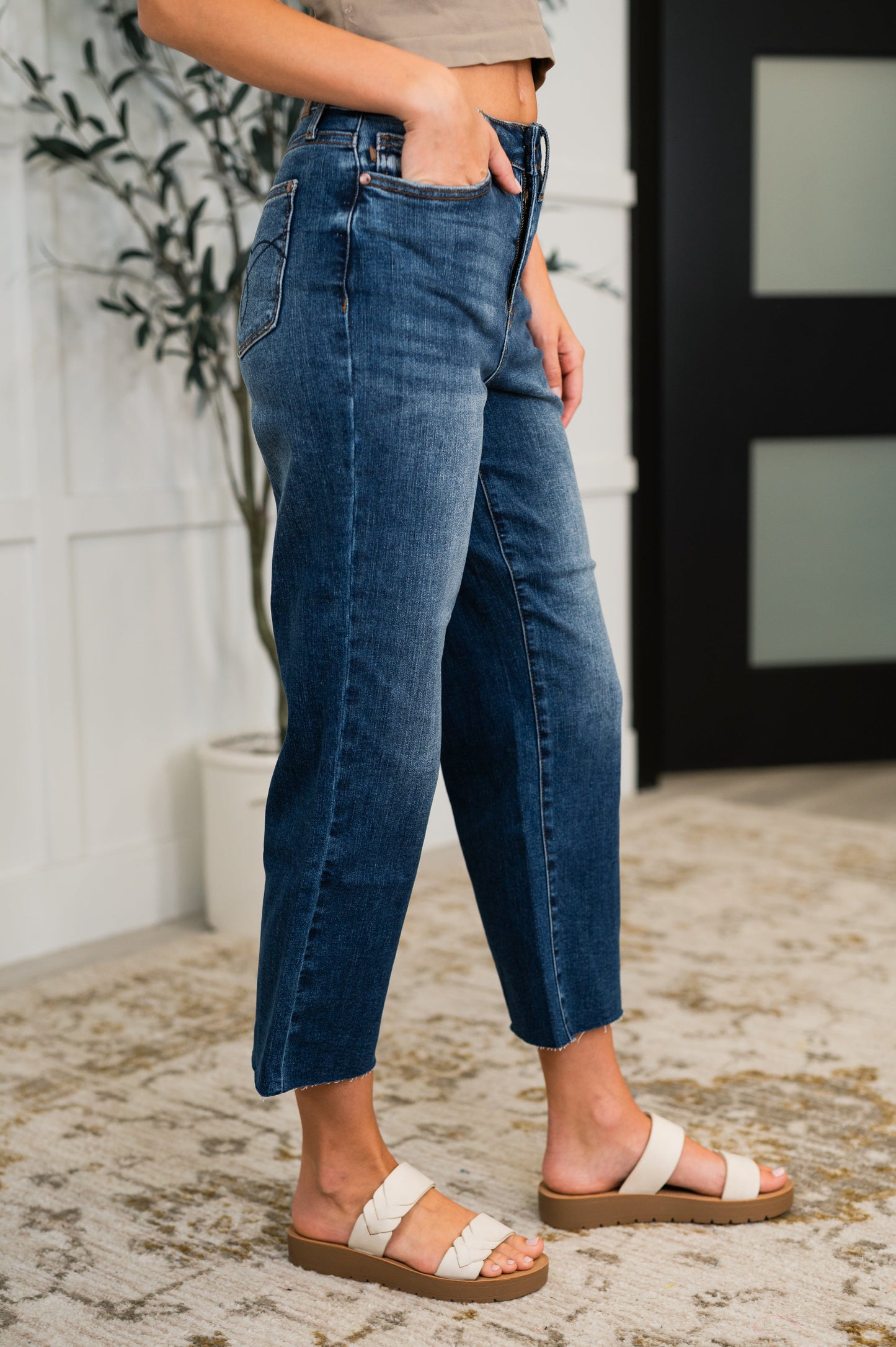 Judy Blue
High-Rise
Zip Fly
Raw Hem
Dark Wash
Crop Wide
Wide Leg Fit Silhouette
93% Cotton, 6% Polyester, 1% Spandex
True to Judy Blue Sizing