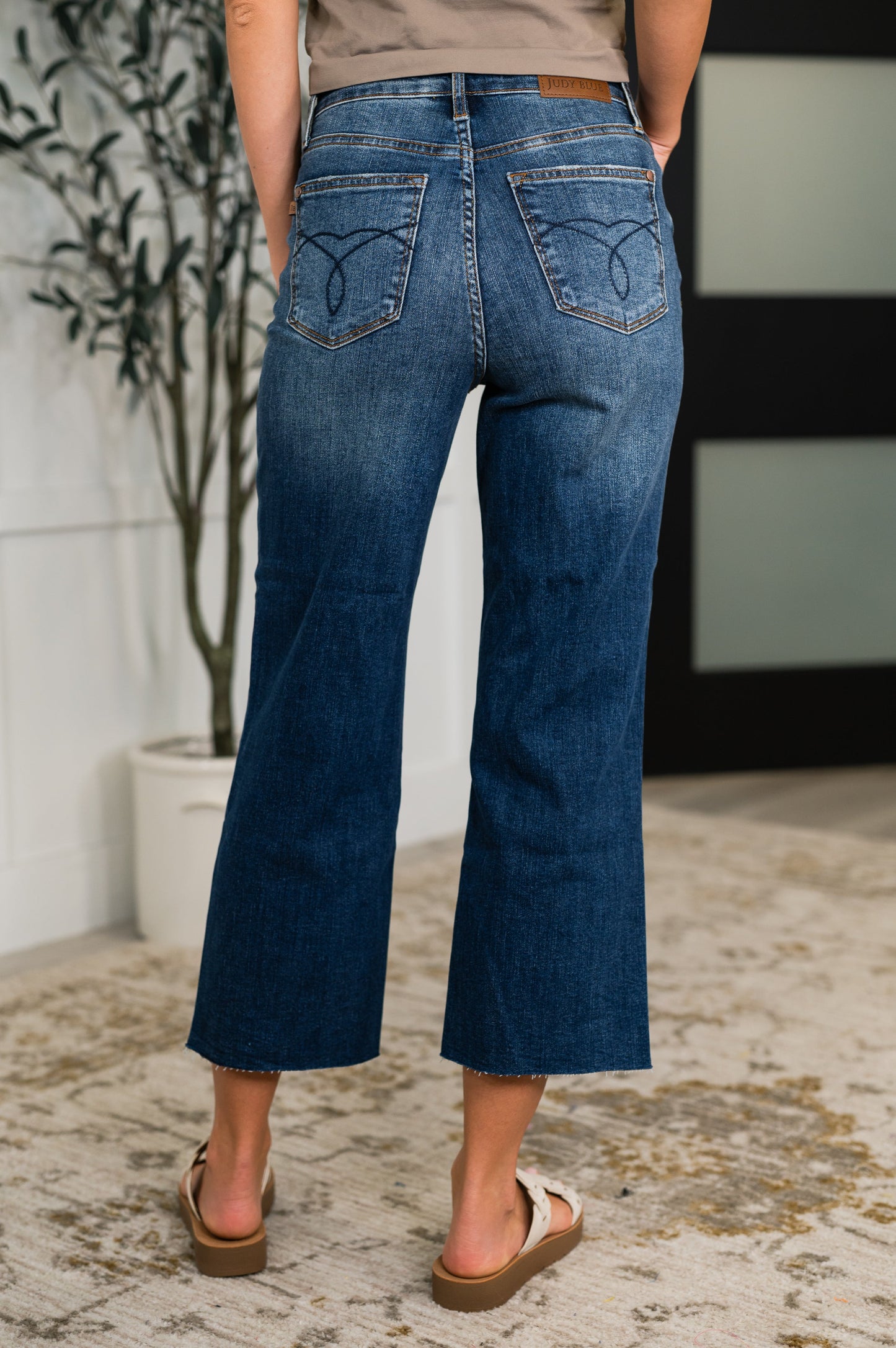 Judy Blue
High-Rise
Zip Fly
Raw Hem
Dark Wash
Crop Wide
Wide Leg Fit Silhouette
93% Cotton, 6% Polyester, 1% Spandex
True to Judy Blue Sizing