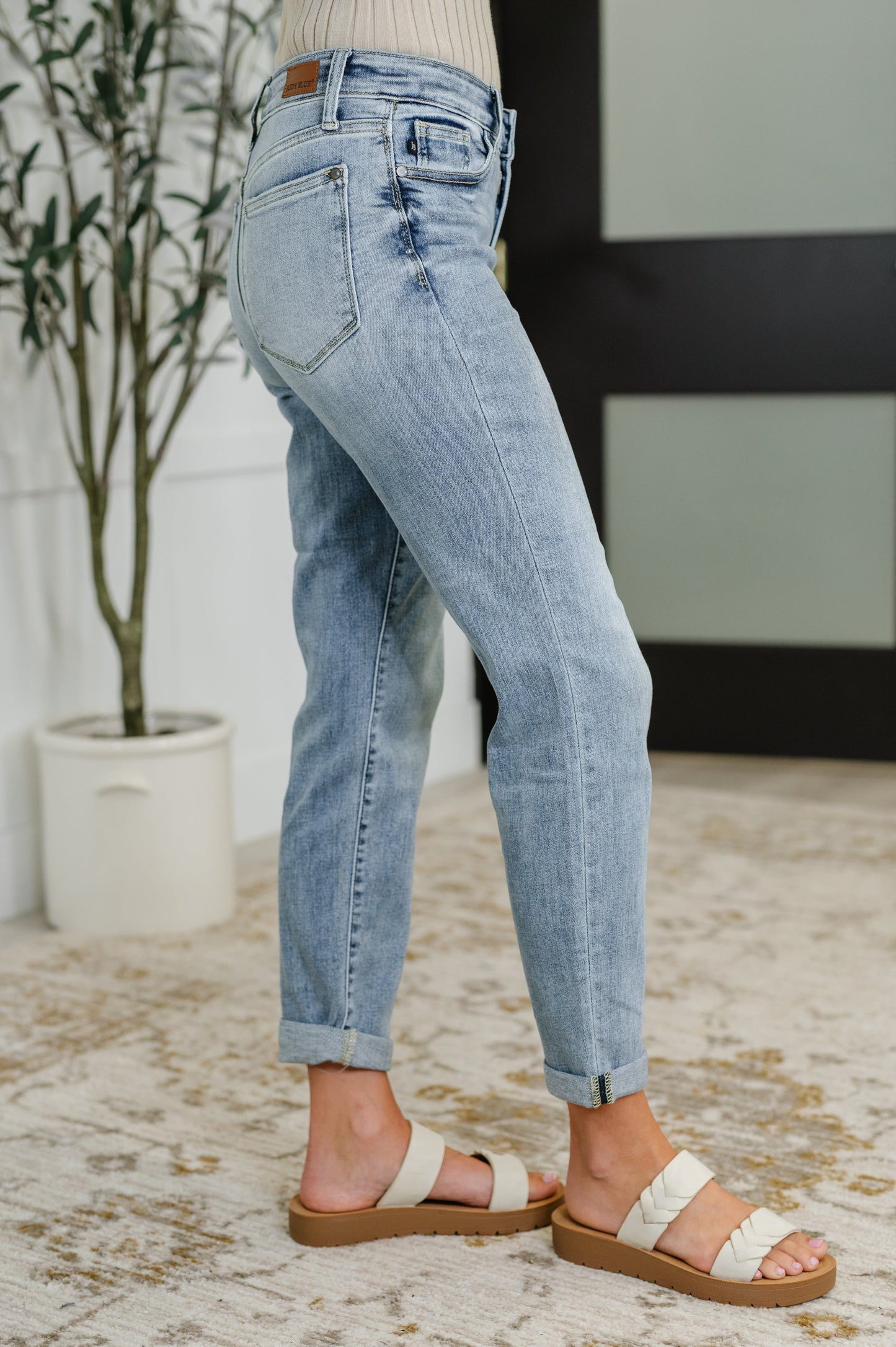 Judy Blue Jeans
4-Way Stretch
Mid Rise
Bleach Wash
Boyfriend Silhouette
Can be Cuffed and Uncuffed
93% Cotton, 6% Polyester,1% Spandex
Wash Cold, Hang Dry